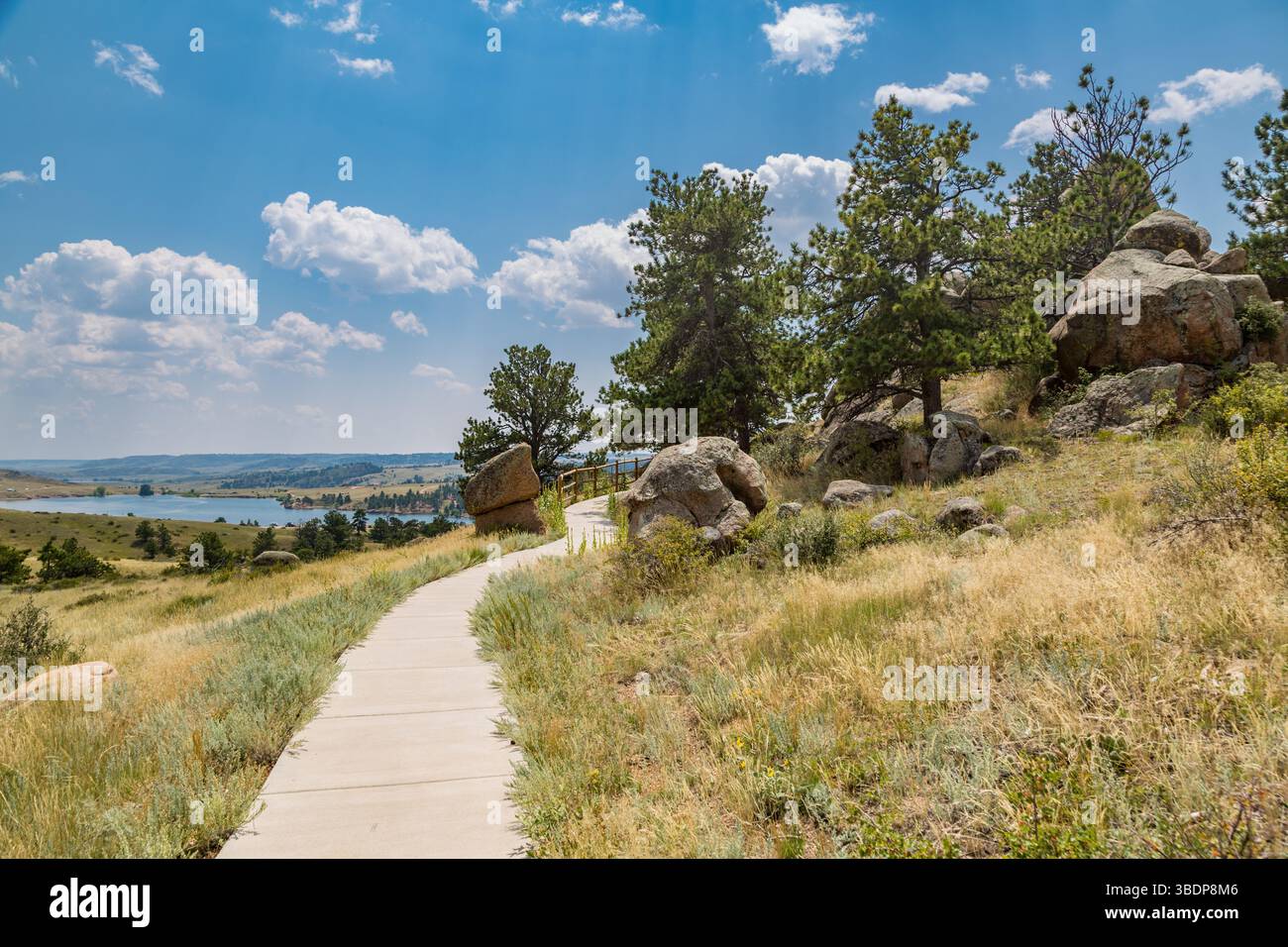 La passerella pavimentata porta i visitatori a ammirare la formazione rocciosa nel Curt Gowdy State Park, situato tra Cheyenne e Laramie, Wyoming Foto Stock
