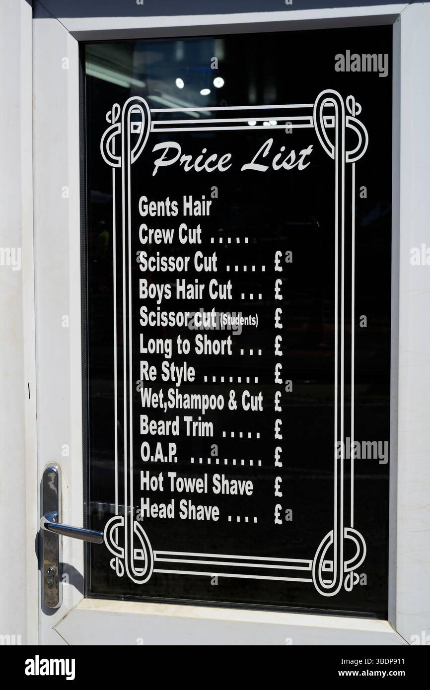 Listino prezzi senza prezzi nella finestra di una finestra Gents Barbershop, Regno Unito Foto Stock