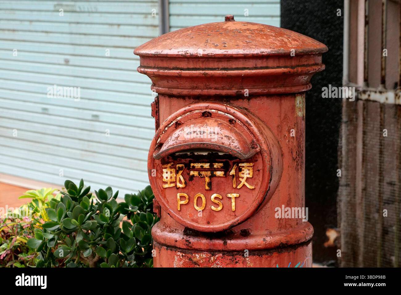 KIN Town liegt an der Ostküste der Insel Okinawa in Giappone und ist bekannt für Seine einzigartige Mischung aus traditioneller Kultur, militärischer Präsenz und kulinarischer Innovation. Die Nähe zu Camp Hansen, einem US-Marine-Stützpunkt, prägte die Stadt über Jahrzehnte hinweg. In den 1960er und 1970er Jahren War Kin Town besonders im Bereich Shinkaichi ein florierendes Unterhaltungszentrum mit bar, club e ristoranti, Die hauptsächlich US-Soldaten als Kunden hatten - heute kämpft die Stadt mit dem demografischen Wandel. KIN, 12.05.2025 Okinawa Giappone *** la città di Kin si trova nella parte est del coa Foto Stock