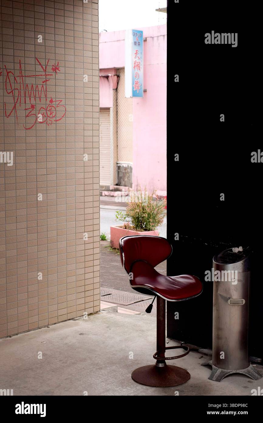 KIN Town liegt an der Ostküste der Insel Okinawa in Giappone und ist bekannt für Seine einzigartige Mischung aus traditioneller Kultur, militärischer Präsenz und kulinarischer Innovation. Die Nähe zu Camp Hansen, einem US-Marine-Stützpunkt, prägte die Stadt über Jahrzehnte hinweg. In den 1960er und 1970er Jahren War Kin Town besonders im Bereich Shinkaichi ein florierendes Unterhaltungszentrum mit bar, club e ristoranti, Die hauptsächlich US-Soldaten als Kunden hatten - heute kämpft die Stadt mit dem demografischen Wandel. KIN, 12.05.2025 Okinawa Giappone *** la città di Kin si trova nella parte est del coa Foto Stock