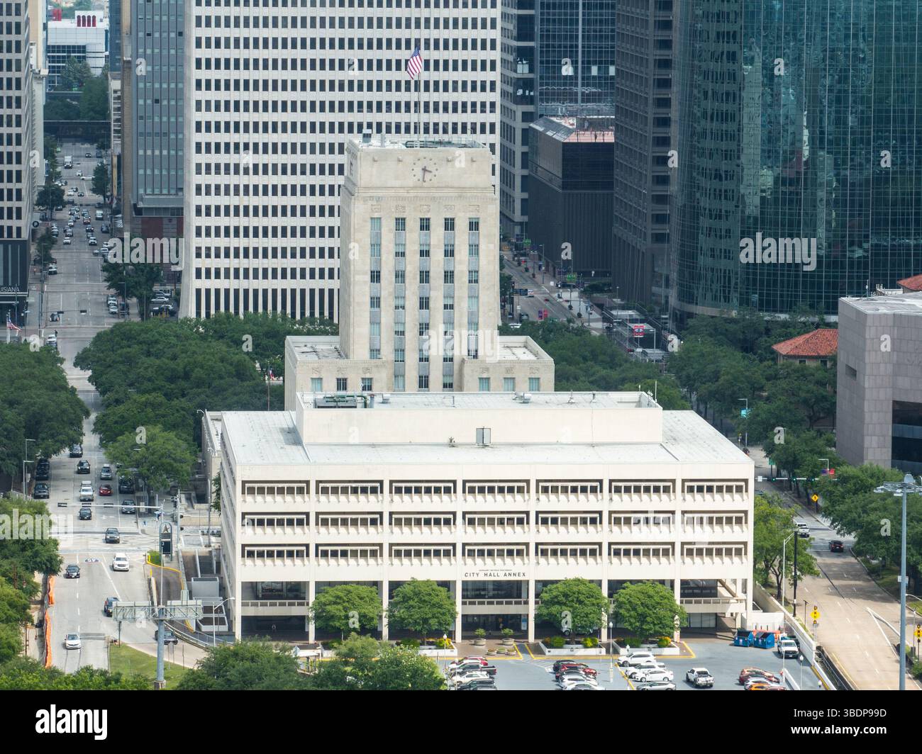 Veduta aerea dell'Art Deco Houston City Hall nel centro città, sede della politica locale, delle elezioni e degli scandali Foto Stock