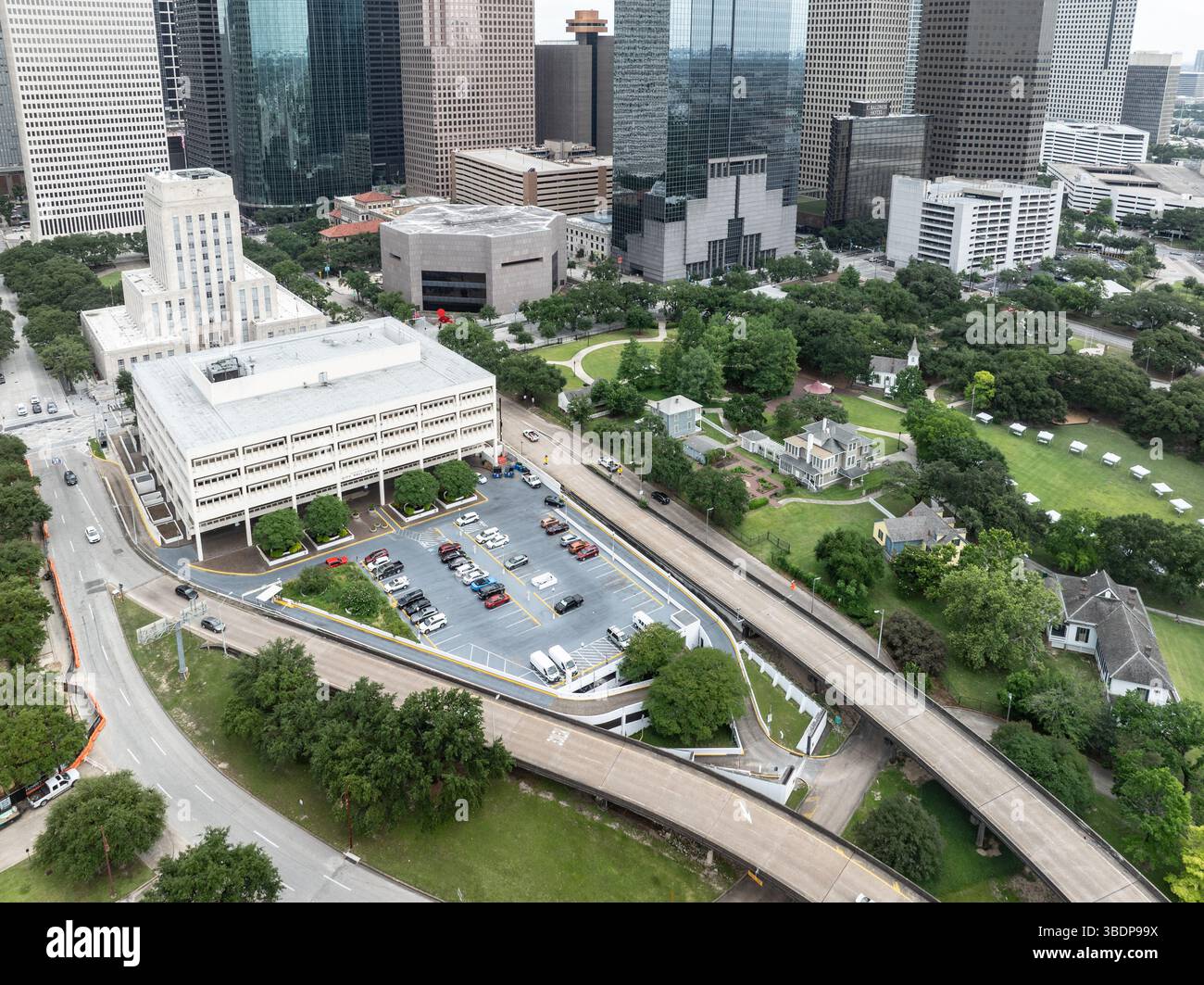 Vista panoramica aerea del centro di Houston con grattacieli, quartiere dei teatri e parco Sam Houston Foto Stock