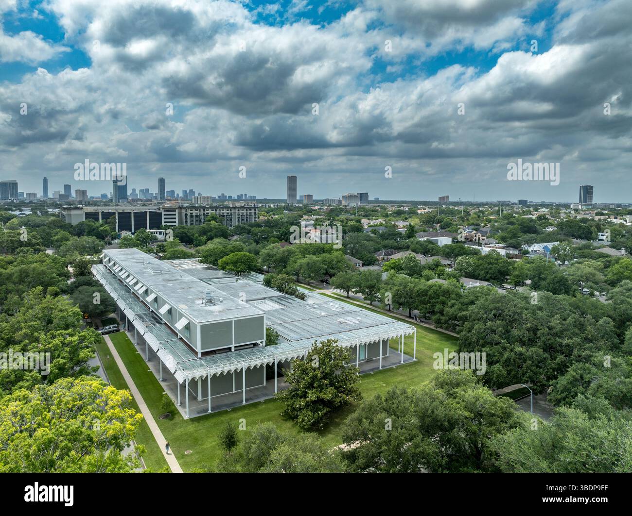 Vista aerea della Menil Collection di Houston con il cielo blu nuvoloso Foto Stock