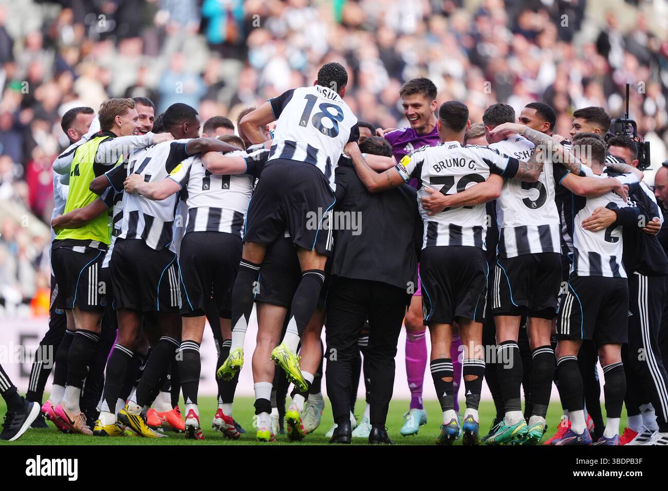 I giocatori del Newcastle United festeggiano dopo la partita di Premier League al St. James' Park, Newcastle upon Tyne. Data foto: Domenica 25 maggio 2025. Foto Stock