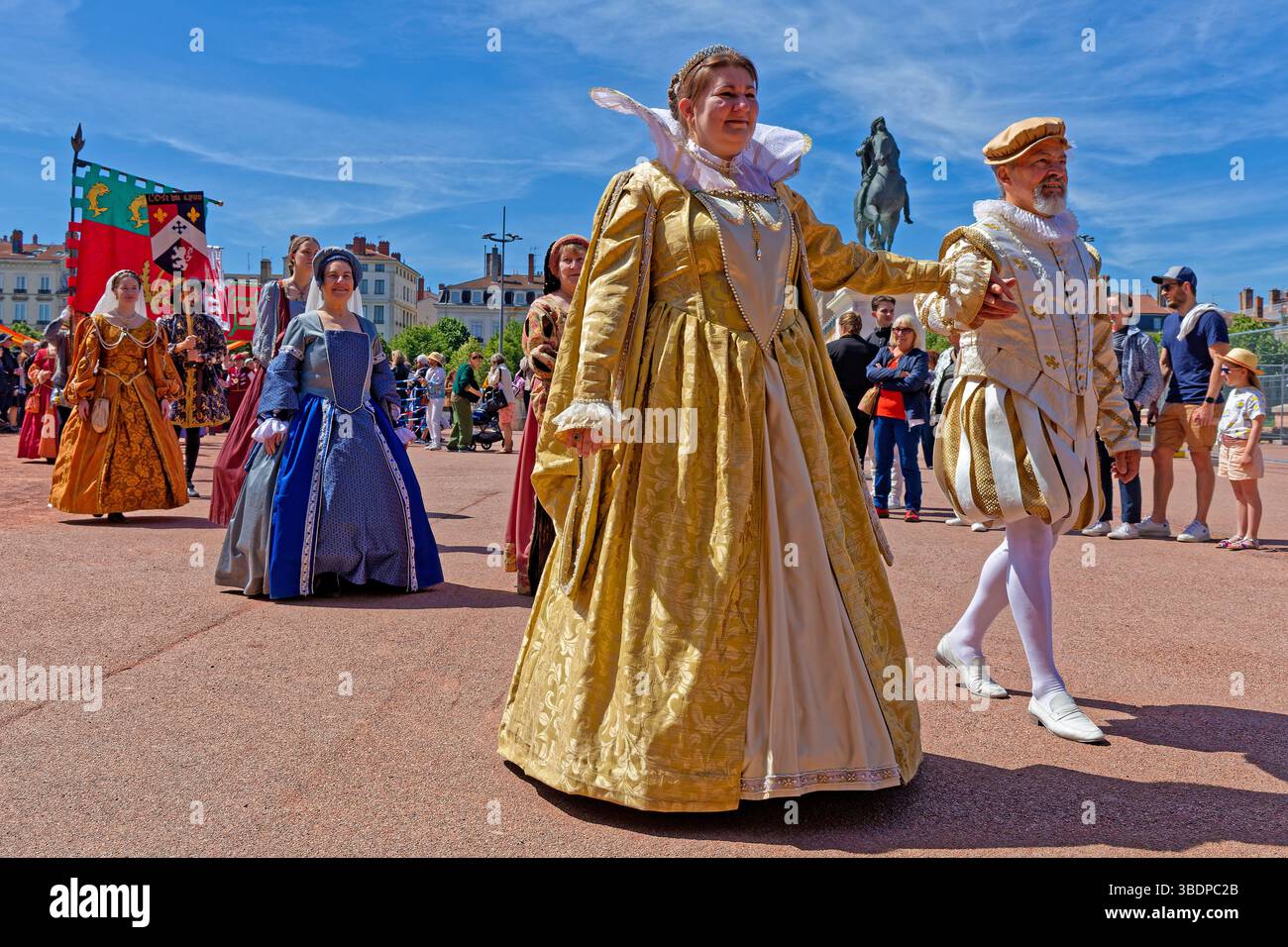 LIONE, FRANCIA, 25 maggio 2025: La sfilata del Festival del Rinascimento commemora il 425° anniversario del matrimonio di Enrico IV con Maria de Medic Foto Stock