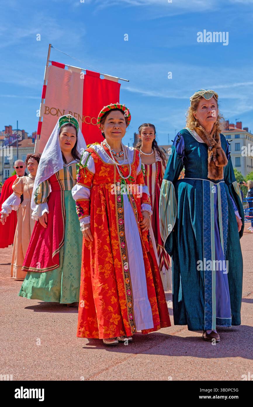 LIONE, FRANCIA, 25 maggio 2025: La sfilata del Festival del Rinascimento commemora il 425° anniversario del matrimonio di Enrico IV con Maria de Medic Foto Stock