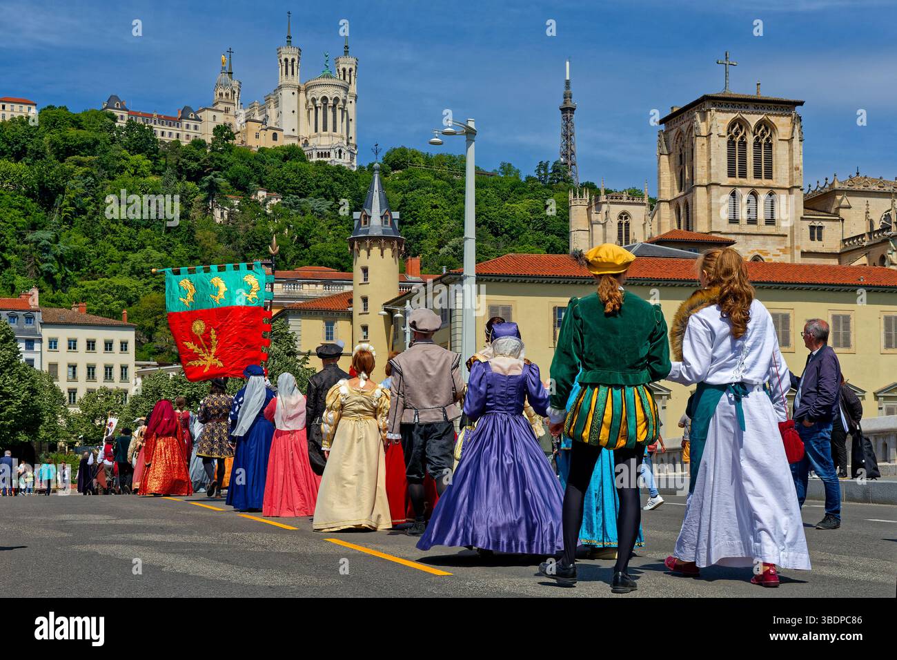 LIONE, FRANCIA, 25 maggio 2025: La sfilata del Festival del Rinascimento commemora il 425° anniversario del matrimonio di Enrico IV con Maria de Medic Foto Stock