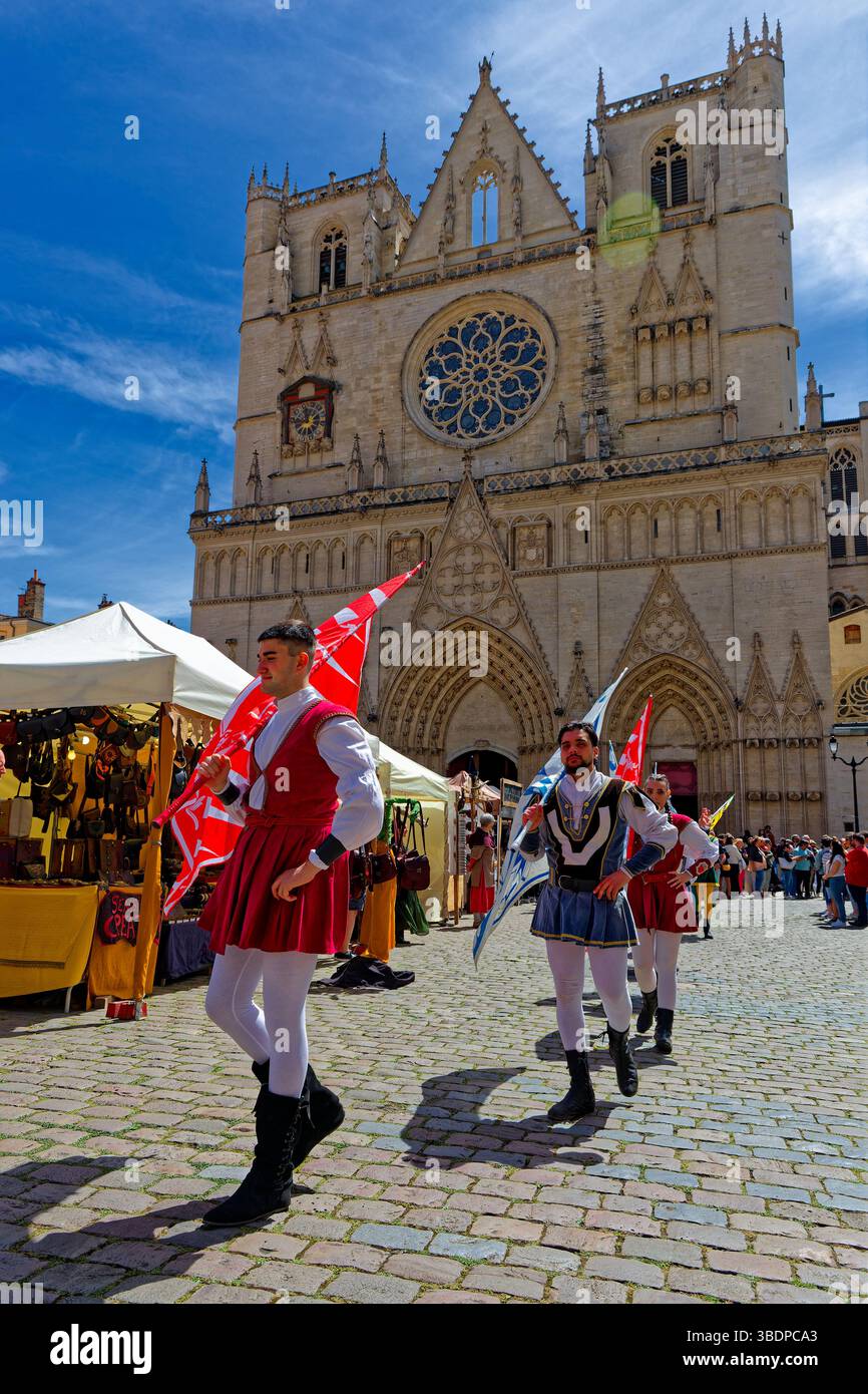 LIONE, FRANCIA, 25 maggio 2025 : i lanciatori italiani di Asti guidano la sfilata del Festival del Rinascimento a Lione Foto Stock