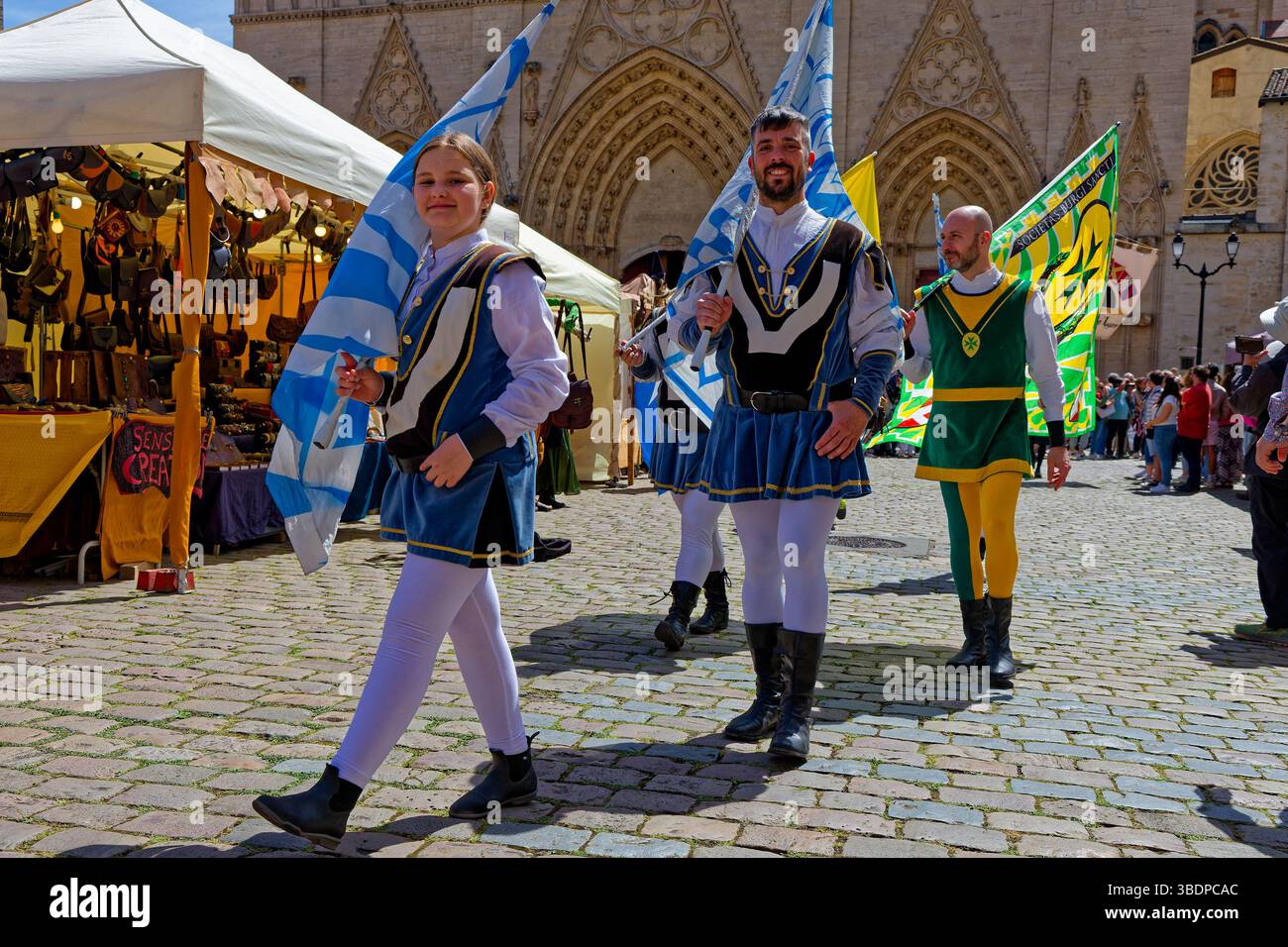 LIONE, FRANCIA, 25 maggio 2025 : i lanciatori italiani di Asti guidano la sfilata del Festival del Rinascimento a Lione Foto Stock
