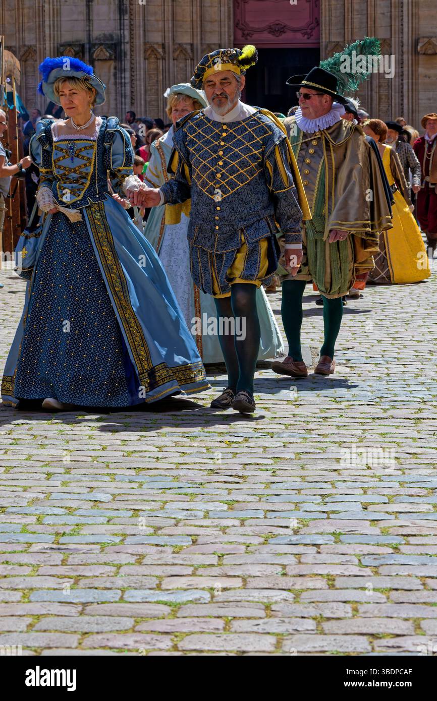 LIONE, FRANCIA, 25 maggio 2025: La sfilata del Festival del Rinascimento commemora il 425° anniversario del matrimonio di Enrico IV con Maria de Medic Foto Stock