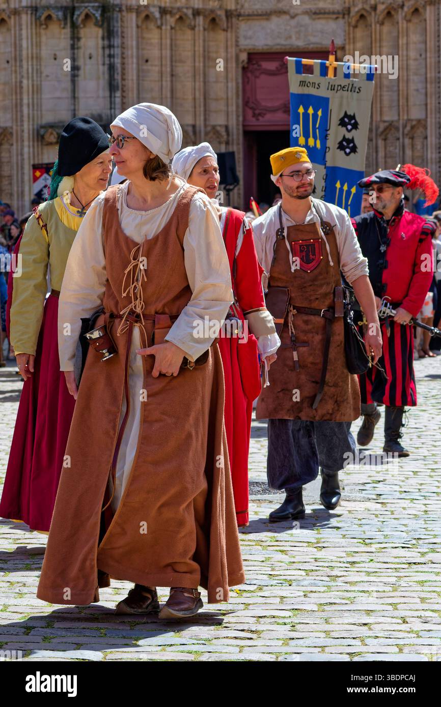LIONE, FRANCIA, 25 maggio 2025: La sfilata del Festival del Rinascimento commemora il 425° anniversario del matrimonio di Enrico IV con Maria de Medic Foto Stock
