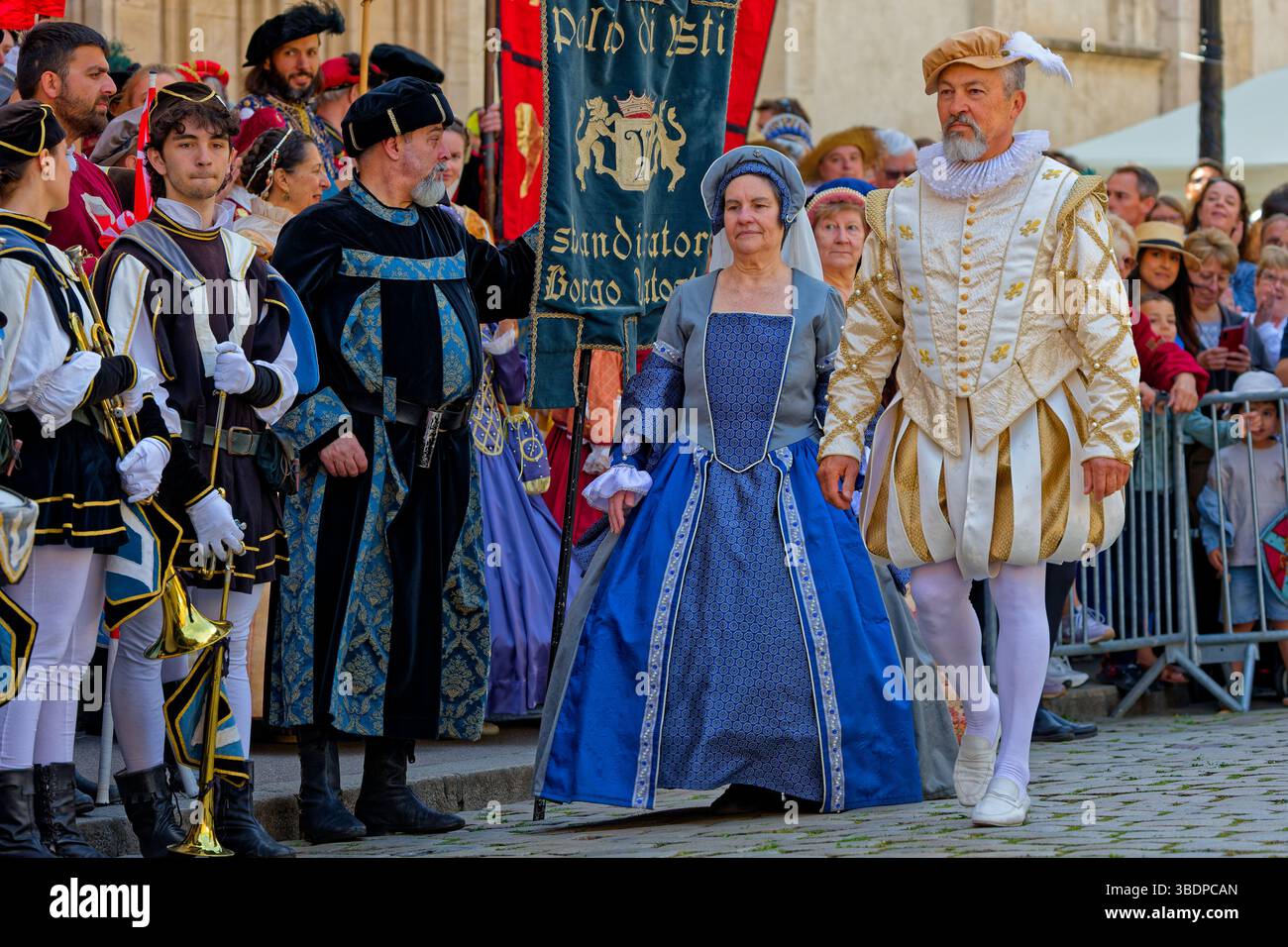 LIONE, FRANCIA, 25 maggio 2025: La sfilata del Festival del Rinascimento commemora il 425° anniversario del matrimonio di Enrico IV con Maria de Medic Foto Stock