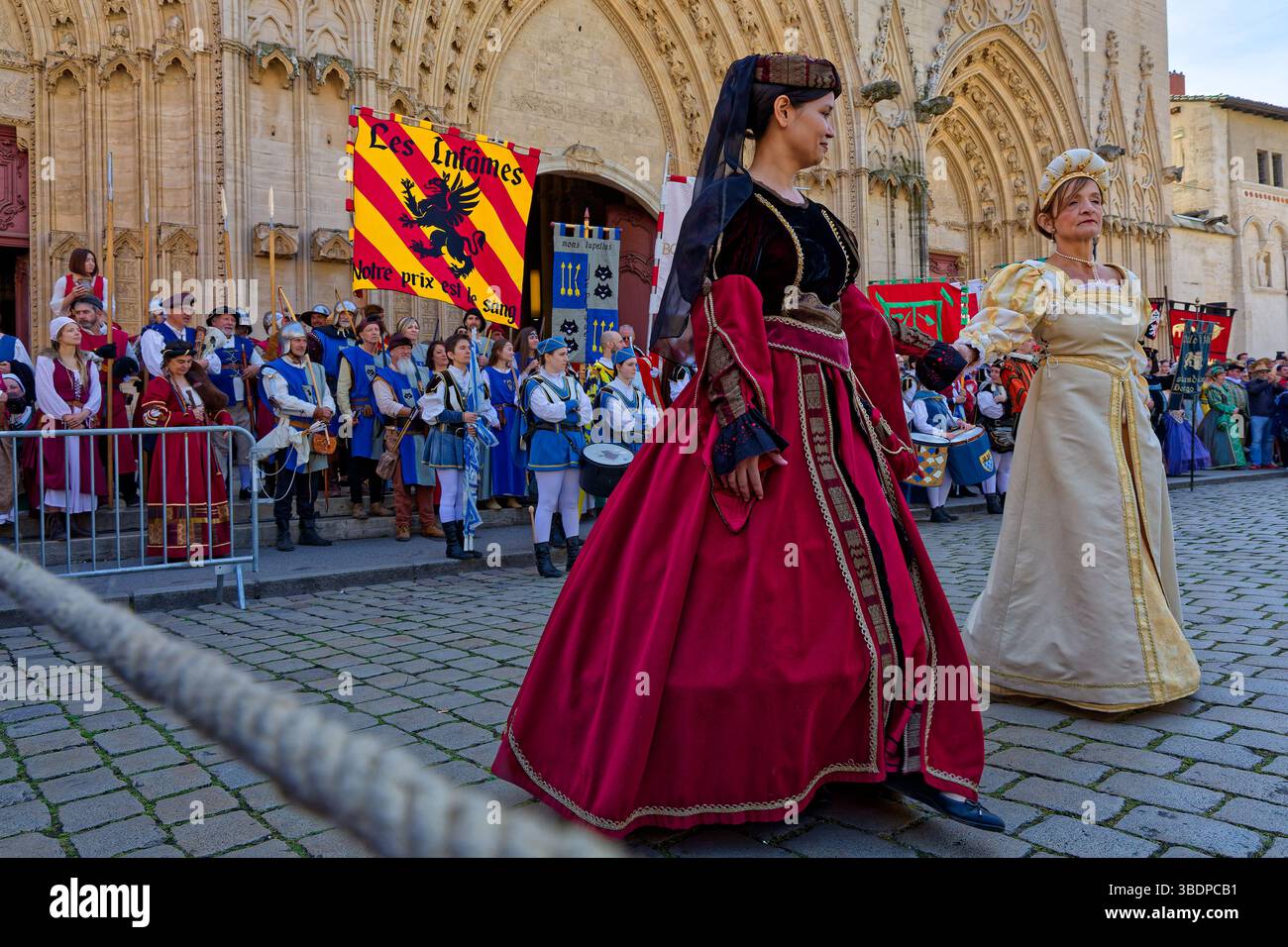 LIONE, FRANCIA, 25 maggio 2025: La sfilata del Festival del Rinascimento commemora il 425° anniversario del matrimonio di Enrico IV con Maria de Medic Foto Stock