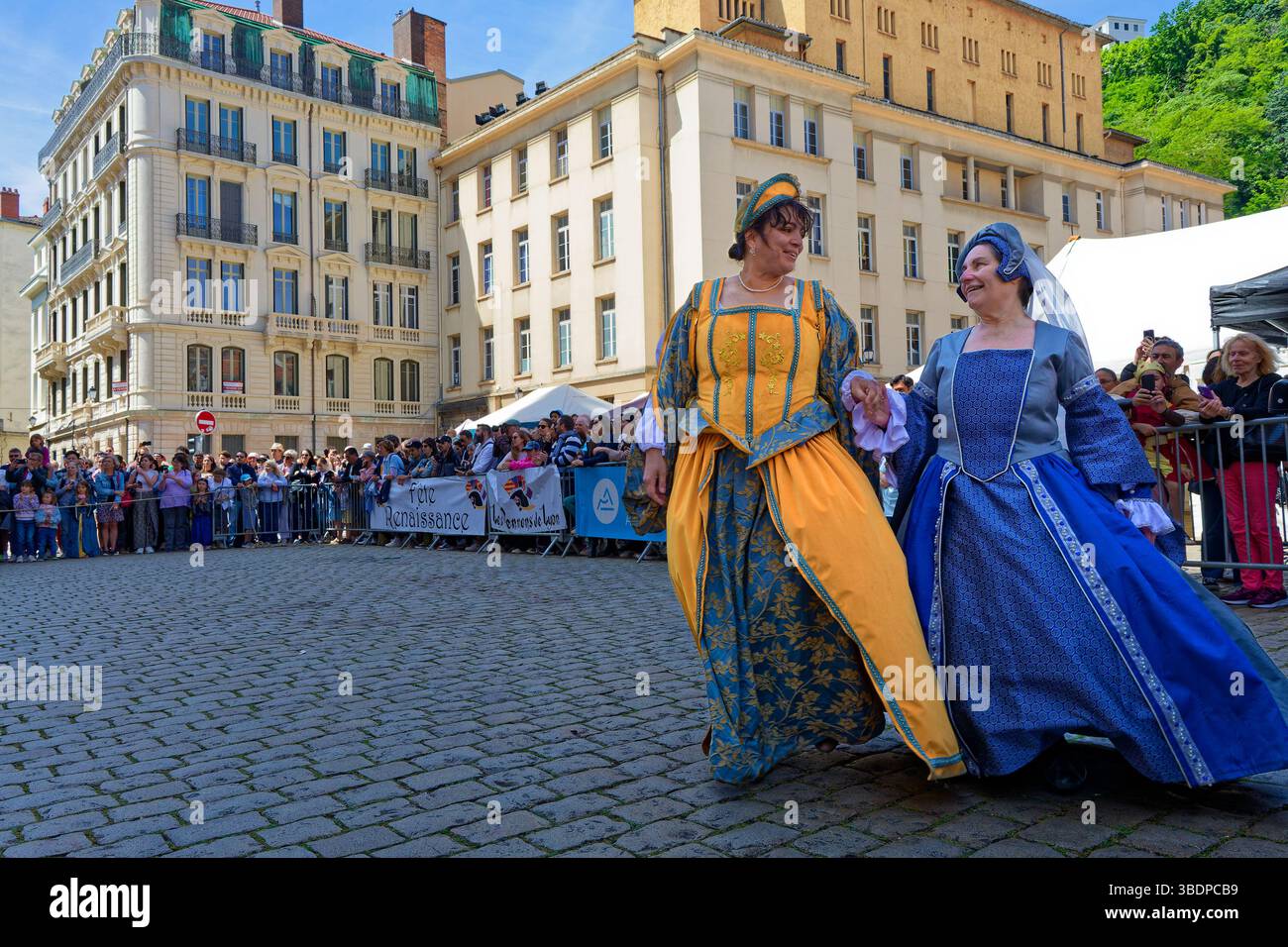 LIONE, FRANCIA, 25 maggio 2025: La sfilata del Festival del Rinascimento commemora il 425° anniversario del matrimonio di Enrico IV con Maria de Medic Foto Stock