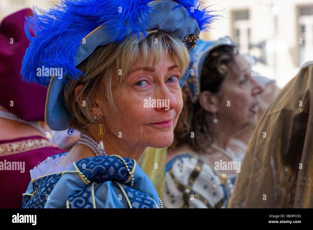 LIONE, FRANCIA, 25 maggio 2025: La sfilata del Festival del Rinascimento commemora il 425° anniversario del matrimonio di Enrico IV con Maria de Medic Foto Stock