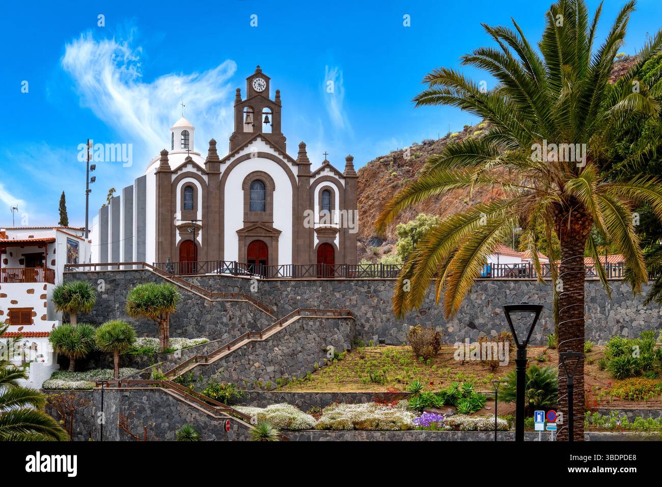Chiesa di Santa Lucía con palme e giardino terrazzato prima del paesaggio roccioso di Gran Canaria Foto Stock