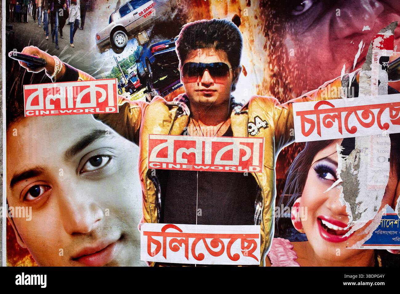 Dettaglio dell'eroe d'azione del film Jotil Prem su un poster di Dhallywood mostrato a Balaka Cineworld, Dhaka. Foto Stock