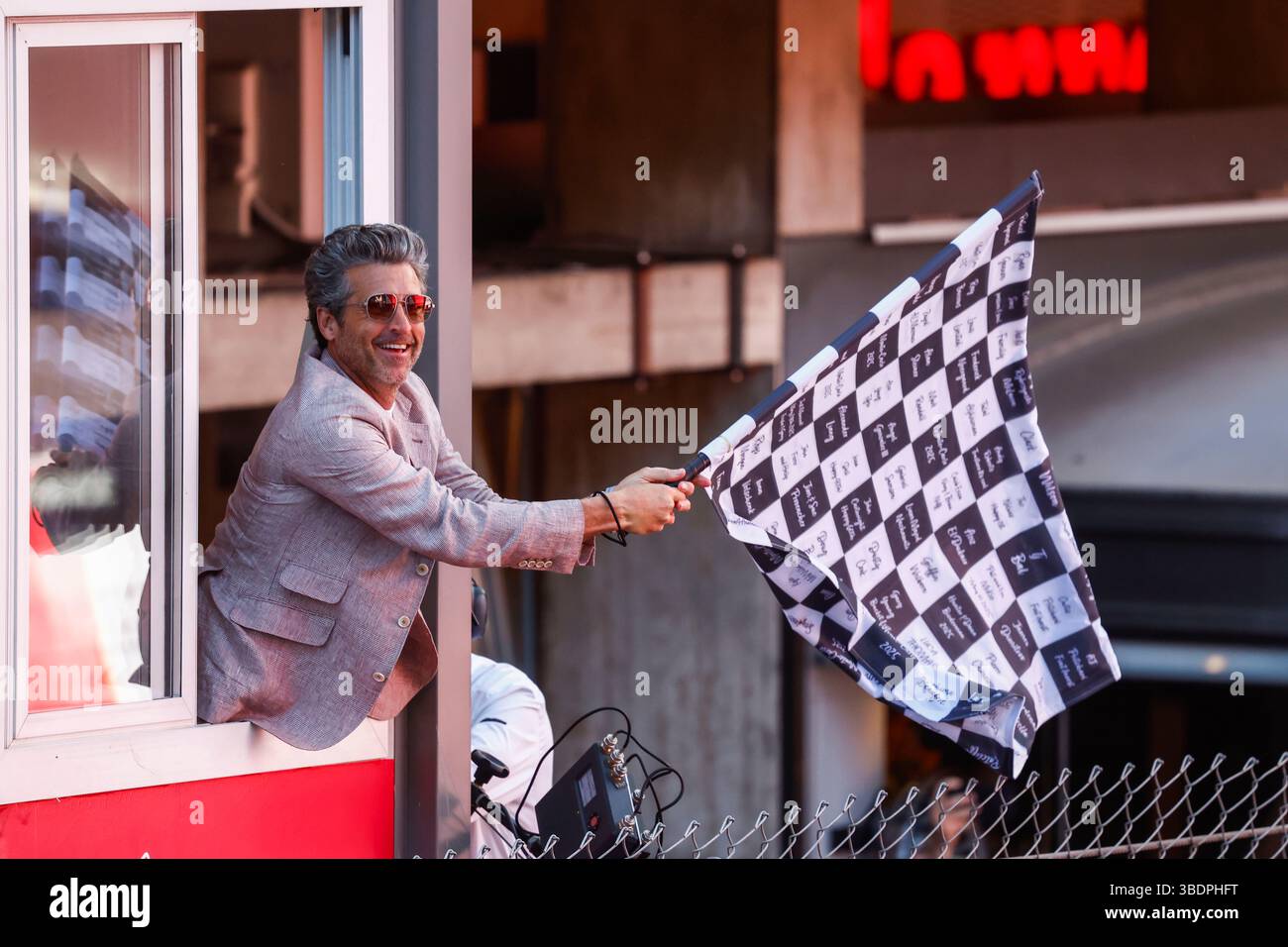 Montecarlo, Monaco. 25 maggio 2025. Patrick Dempsey sbarca la bandiera a scacchi, Gran Premio di F1 di Monaco sul Circuit de Monaco il 25 maggio 2025 a Monte-Carlo, Monaco. (Foto di HOCH ZWEI) credito: dpa/Alamy Live News Foto Stock