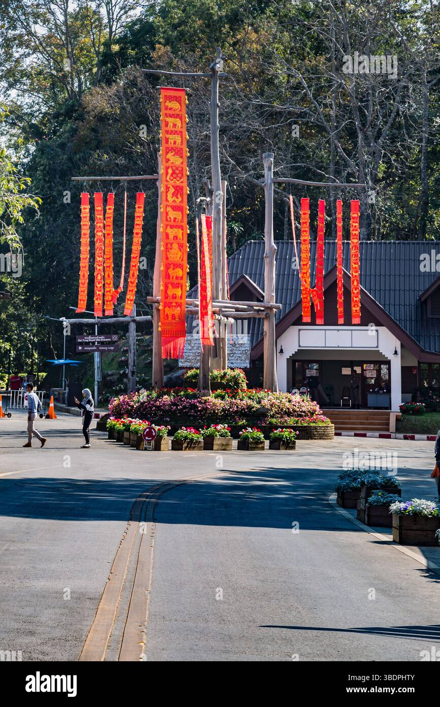 Le bandiere Lanna celebrano la storia culturale all'interno dell'attrazione turistica Doi Tung a Chiang Rai, Thailandia Foto Stock