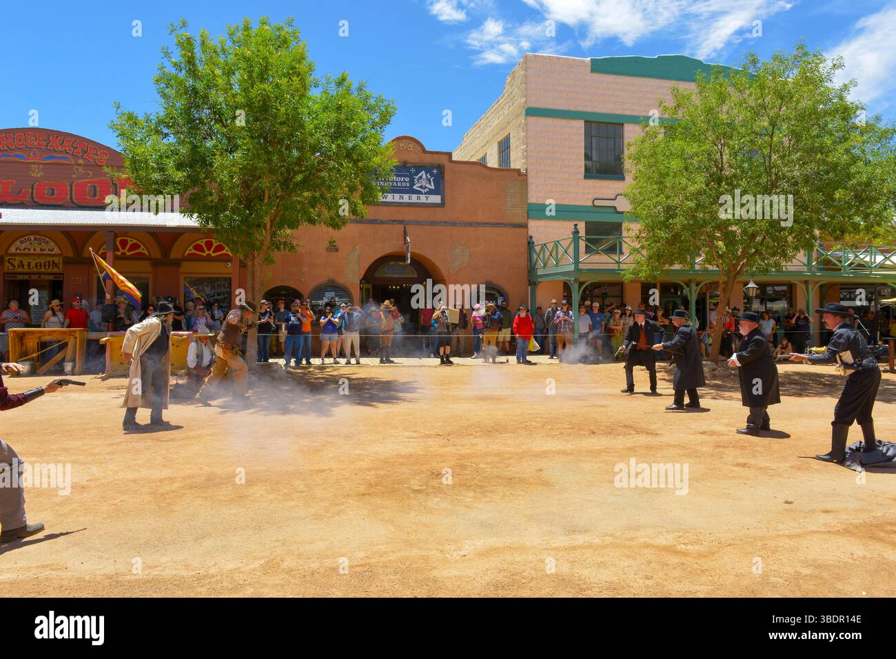 I Cowboy rievocano la sparatoria con Wyatt Earpe e la banda Clanton per le strade di Tombstone, Arizona Foto Stock