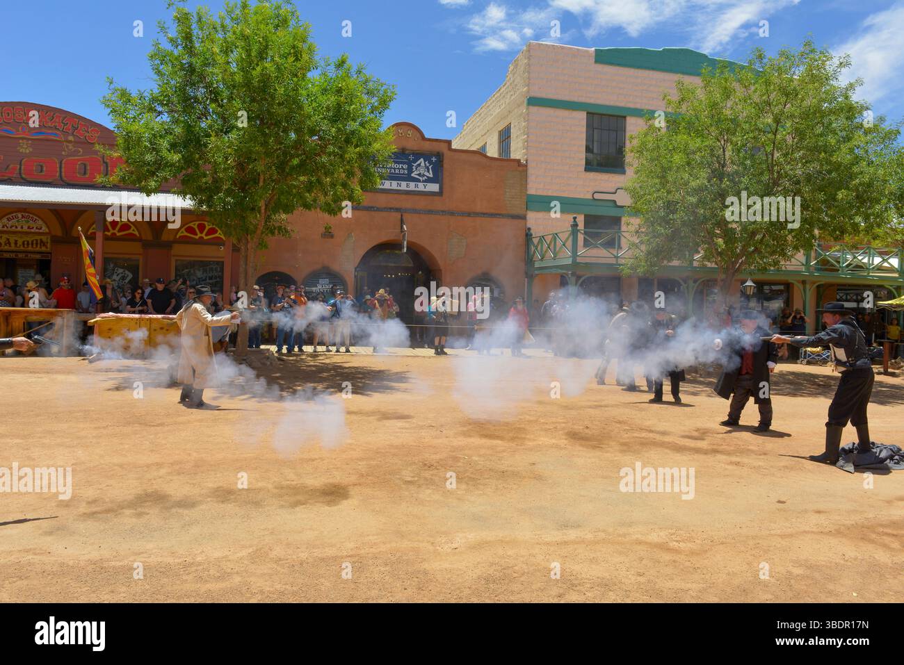 I Cowboy rievocano la sparatoria con Wyatt Earpe e la banda Clanton per le strade di Tombstone, Arizona Foto Stock