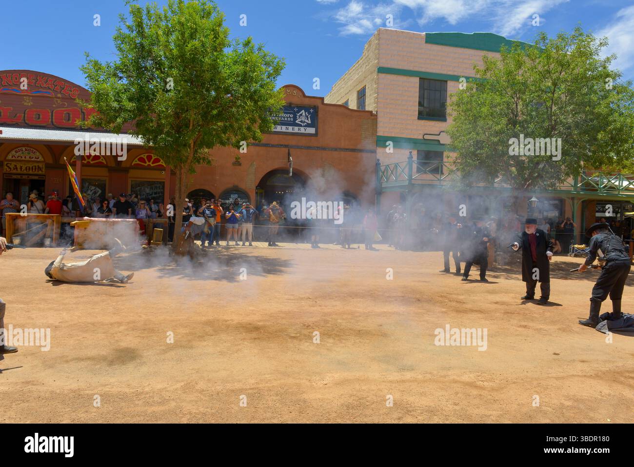 I Cowboy rievocano la sparatoria con Wyatt Earpe e la banda Clanton per le strade di Tombstone, Arizona Foto Stock