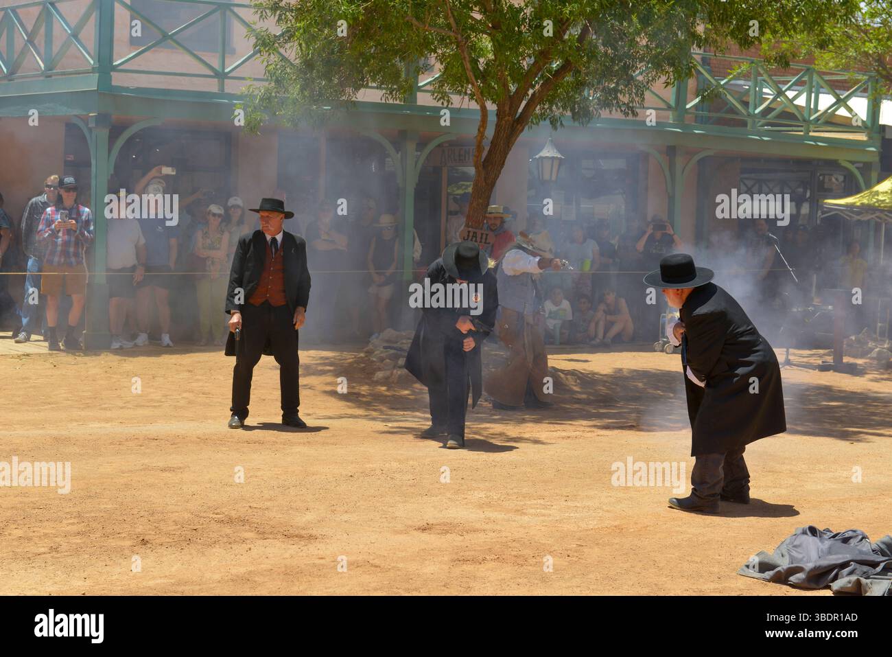 I Cowboy rievocano la sparatoria con Wyatt Earpe e la banda Clanton per le strade di Tombstone, Arizona Foto Stock