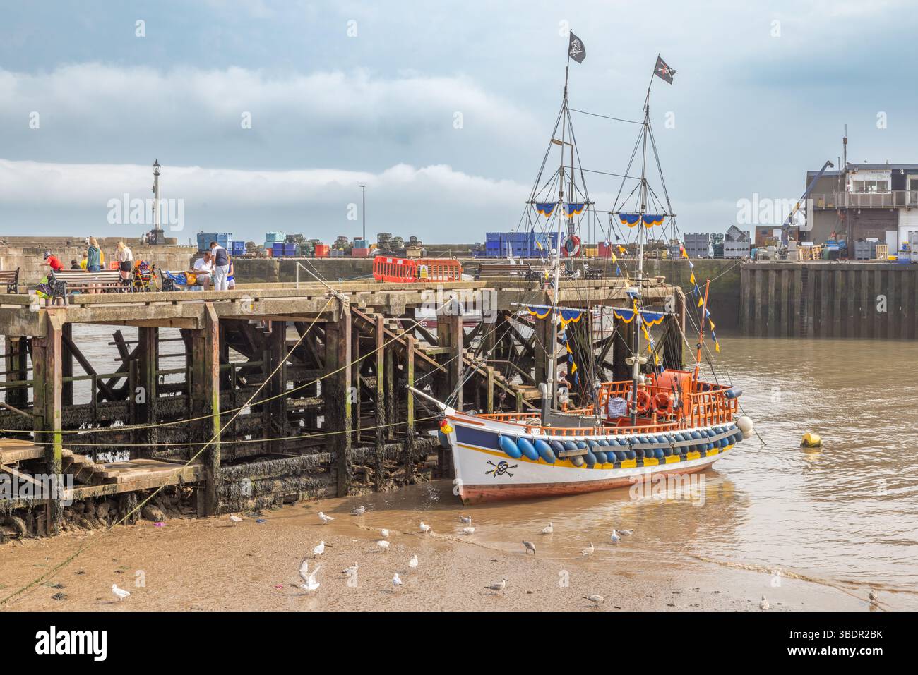 Una nave pirata attraccata nel porto di Bridlington vola con la Jolly Roger. La nave offre escursioni a Flamborough Head, un promontorio sulla costa dello Yorkshire. Foto Stock
