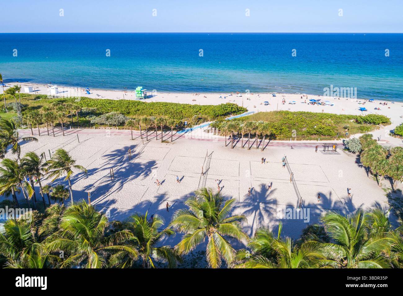 Miami Beach, Florida, North Beach, spiaggia pubblica sull'Oceano Atlantico, spiaggia sabbiosa, Beach volley paddleball, paddle ball, campi da picnic, persone Foto Stock Miami Beach, Florida, North Beach, spiaggia pubblica sull'Oceano Atlantico, spiaggia sabbiosa, Beach volley paddleball, paddle ball, campi da picnic, persone Foto Stock