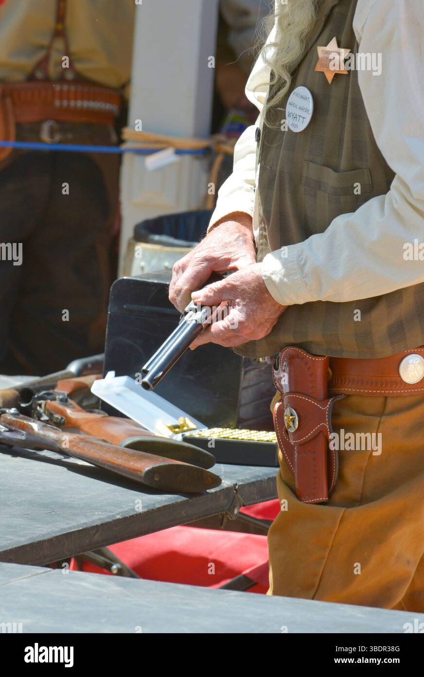 Cowboy Reenactor ricaricando il suo colt 45 per le strade di Tombstone, Arizona Foto Stock