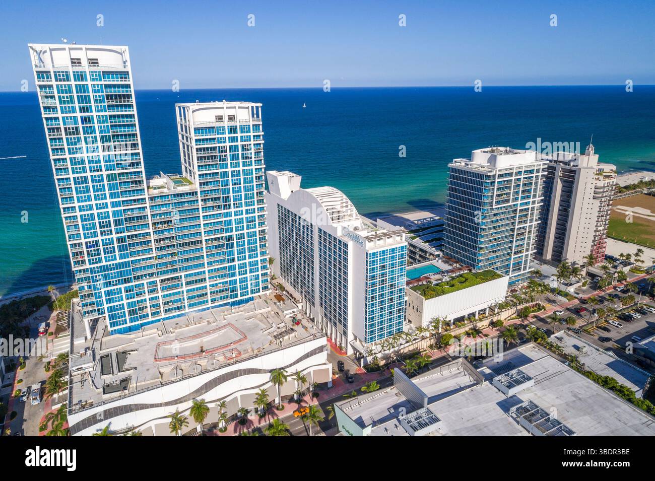 Miami Beach, Florida, North Beach, fronte oceano Atlantico, grattacieli condomini hotel, Collins Avenue 6800 isolati, Carillon Miami Foto Stock