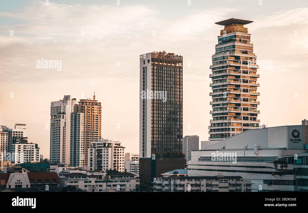 Vista panoramica dello skyline di Bangkok all'alba da una terrazza sul tetto Foto Stock