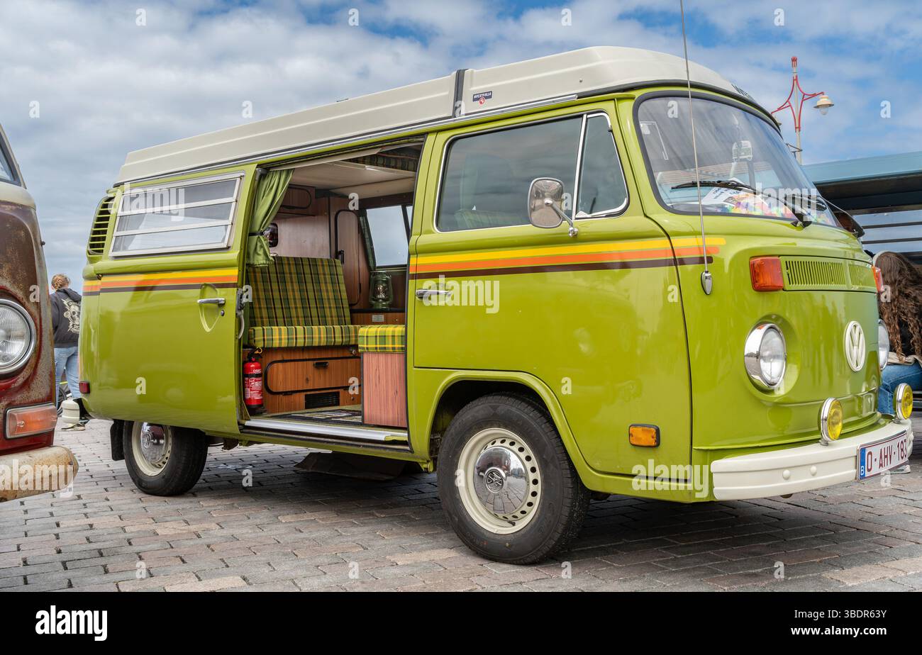 Scheveningen l'Aia, Paesi Bassi, 25.05.2025, Vintage VW kombi di colore verde con interni personalizzati al salone delle auto classiche raffreddate ad aria Foto Stock
