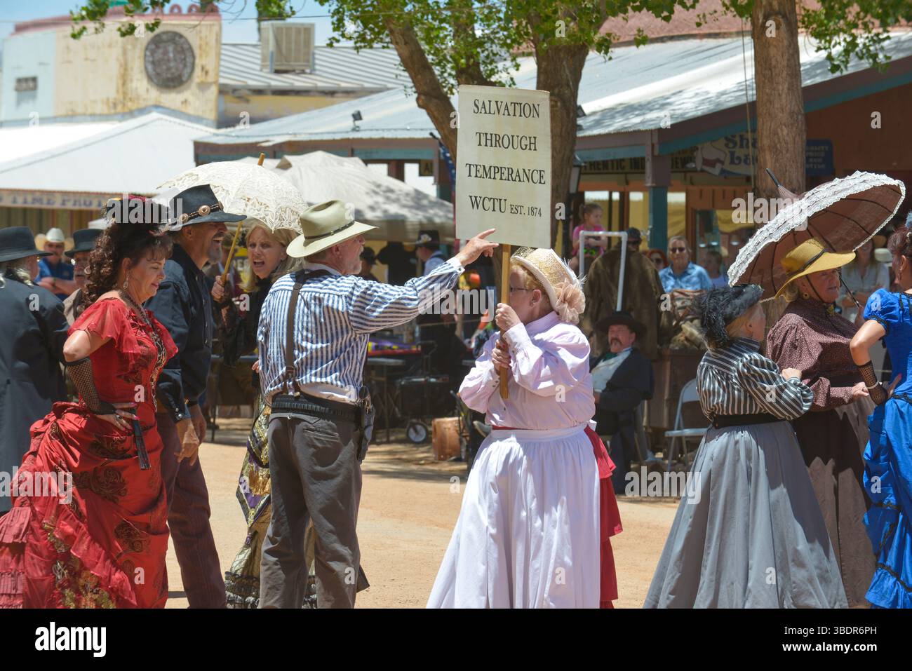 Rievocatori Cowboy e bandido per le strade di Tombstone, Arizona Foto Stock