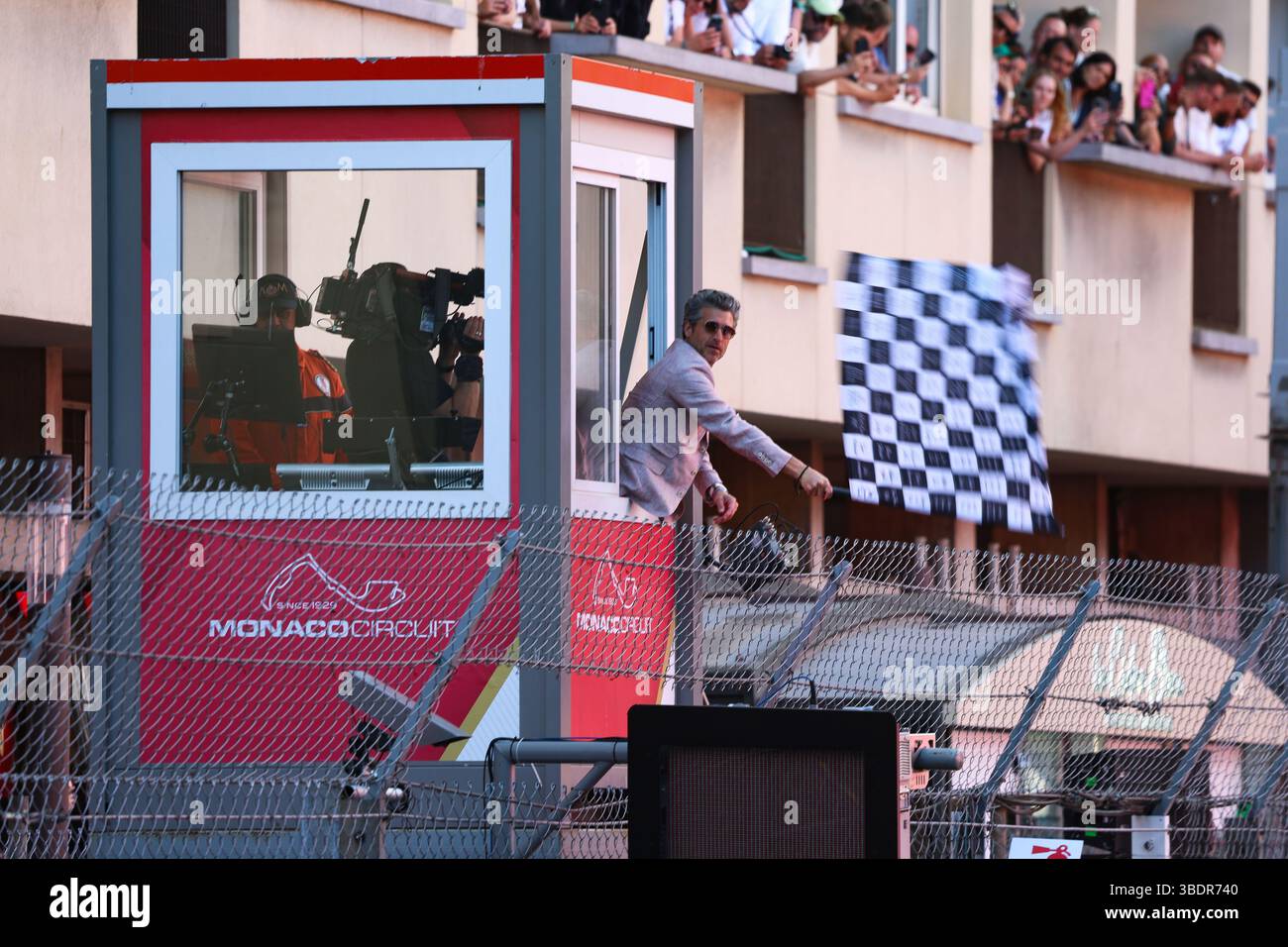 Montecarlo, Monaco. 25 maggio 2025. Patrick Dempsey sbarca la bandiera a scacchi, Gran Premio di F1 di Monaco sul Circuit de Monaco il 25 maggio 2025 a Monte-Carlo, Monaco. (Foto di HOCH ZWEI) credito: dpa/Alamy Live News Foto Stock
