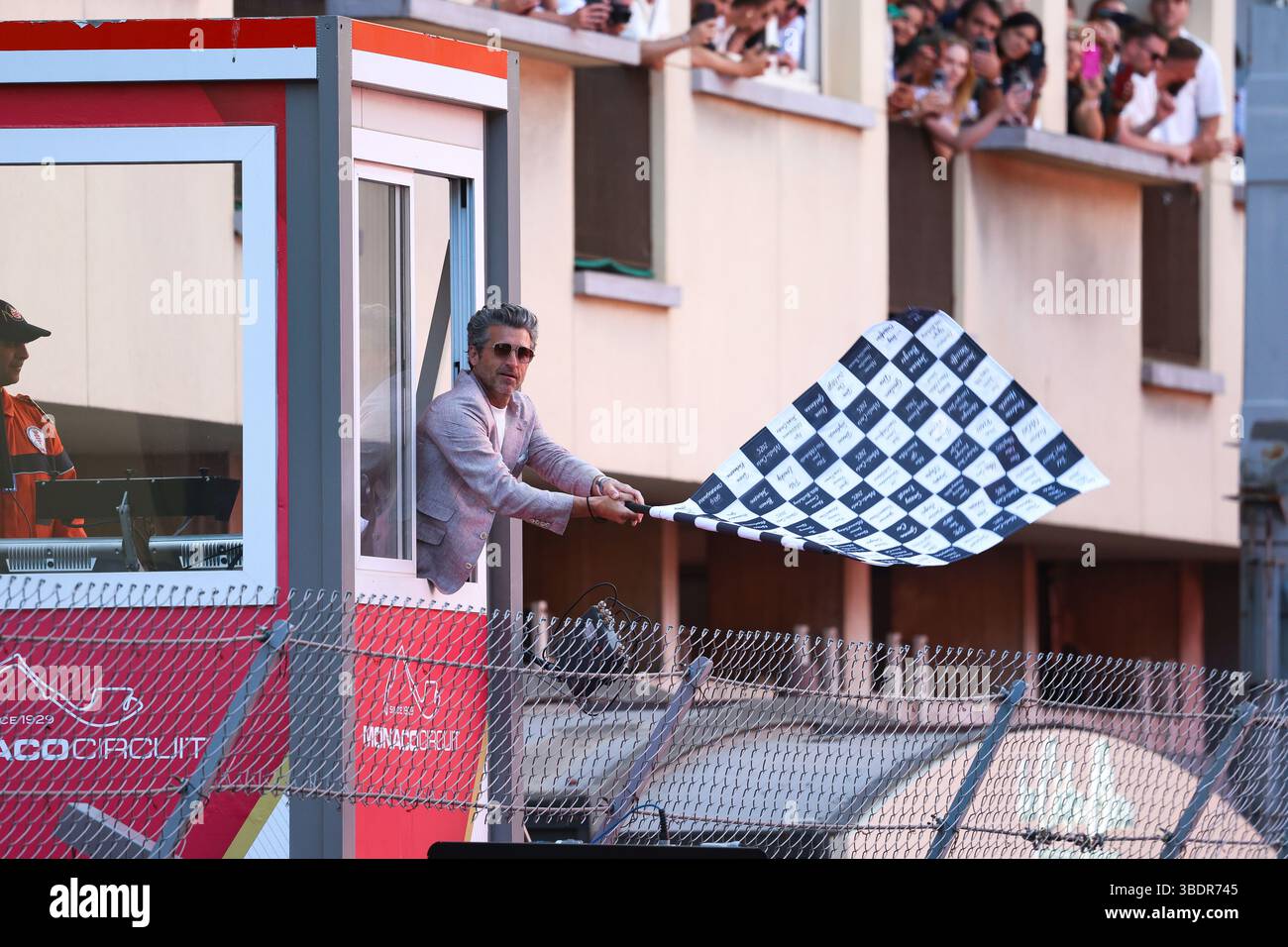Montecarlo, Monaco. 25 maggio 2025. Patrick Dempsey sbarca la bandiera a scacchi, Gran Premio di F1 di Monaco sul Circuit de Monaco il 25 maggio 2025 a Monte-Carlo, Monaco. (Foto di HOCH ZWEI) credito: dpa/Alamy Live News Foto Stock