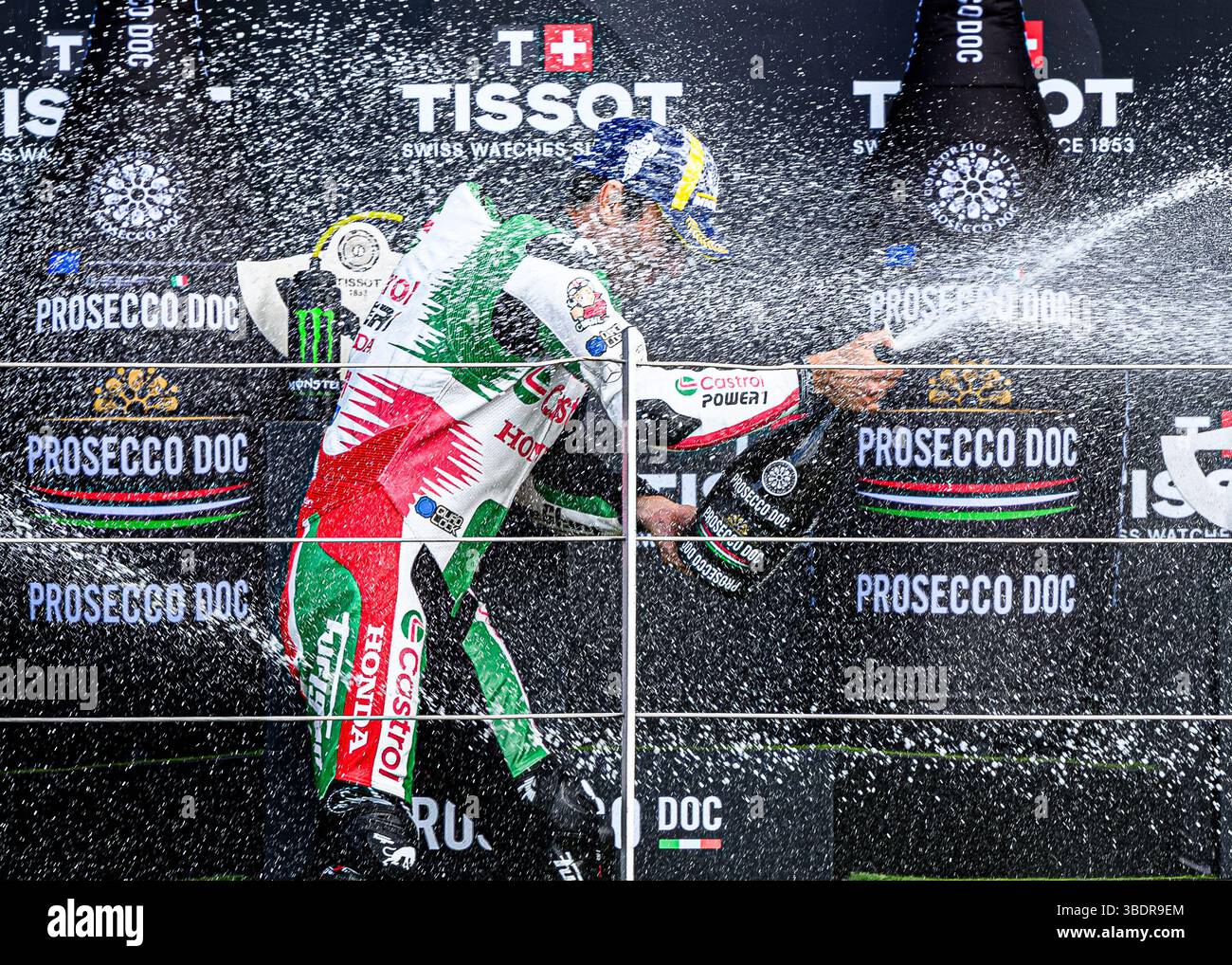 TOWCESTER, REGNO UNITO. Maggio 25: Azione nella gara di MotoGP di domenica durante il Gran Premio di Tissot del Regno Unito 2025 sul circuito di Silverstone domenica 25 maggio 2025 a TOWCESTER, IN INGHILTERRA. Crediti: Taka G Wu/Alamy Live News Foto Stock