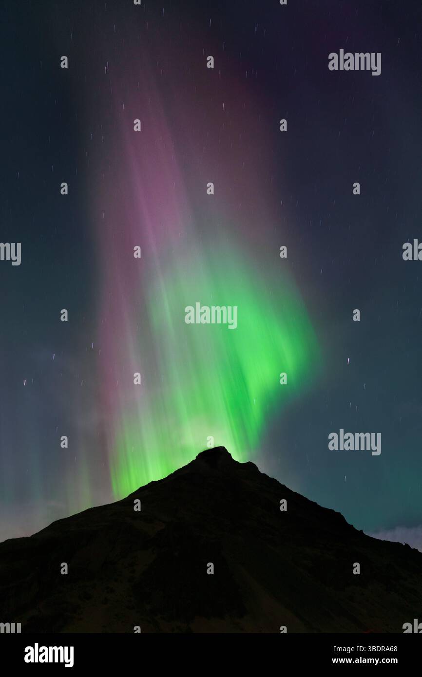 Aurora boreale verde sulle montagne islandesi di notte con Starry Sky Foto Stock