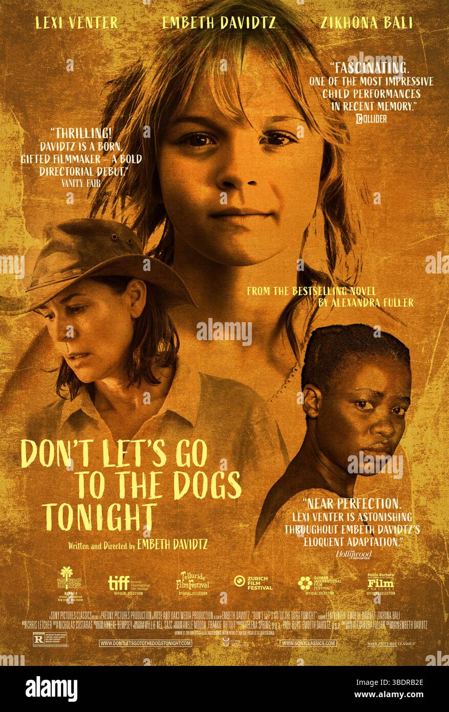 Don't Let's Go to the Dogs Tonight (2025) diretto da Embeth Davidtz e interpretato da Zikhona Bali, Ilana Cilliers e Andreas Damm. Il film descrive la vita di Bobo di 8 anni nella fattoria rodesiana della sua famiglia durante le fasi finali della Guerra Bush, esplorando il profondo legame della famiglia con la terra africana e il profondo impatto della guerra sia sulla regione che sulla sua gente, il tutto visto attraverso la prospettiva di Bobo. USA SOLO PER USO EDITORIALE DI un foglio di poster. Crediti: BFA / Sony Pictures Classics Foto Stock