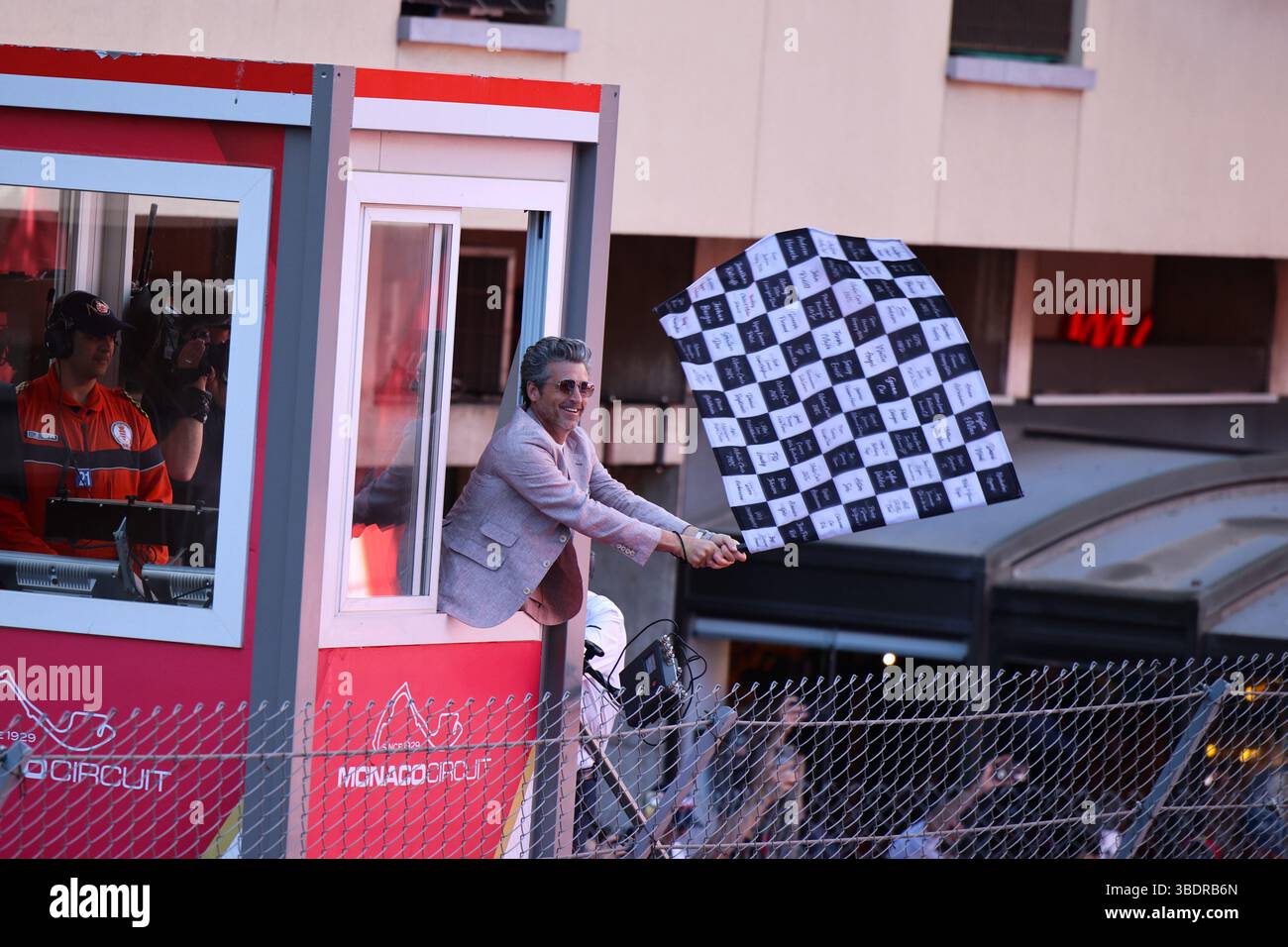 Monaco, Monaco. 25 maggio 2025. Patrick Dempsey, bandiera a scacchi, Rennende, Race Day, MCO, Formel 1 Weltmeisterschaft, Tagheuer Monaco Grand Prix, 25.05.2025 foto: Eibner-Pressefoto/Annika Graf credito: dpa/Alamy Live News Foto Stock