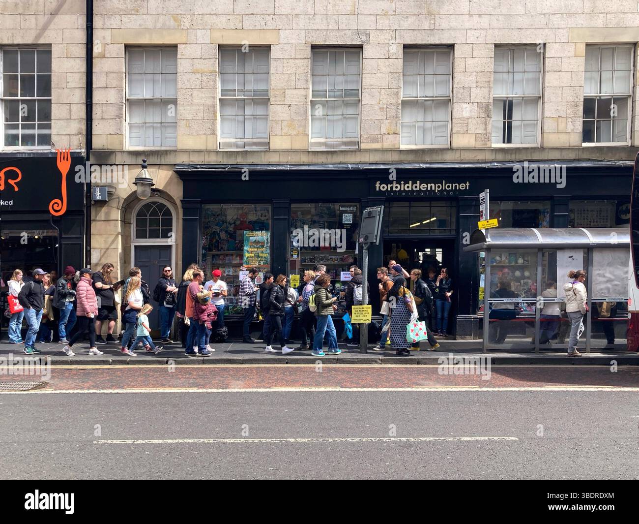 Pianeta proibito con code in strada in attesa di entrare per la sessione di firma del libro dell'autore Garth Ennis, South Bridge, Edimburgo Scozia 24 maggio 2025 Foto Stock