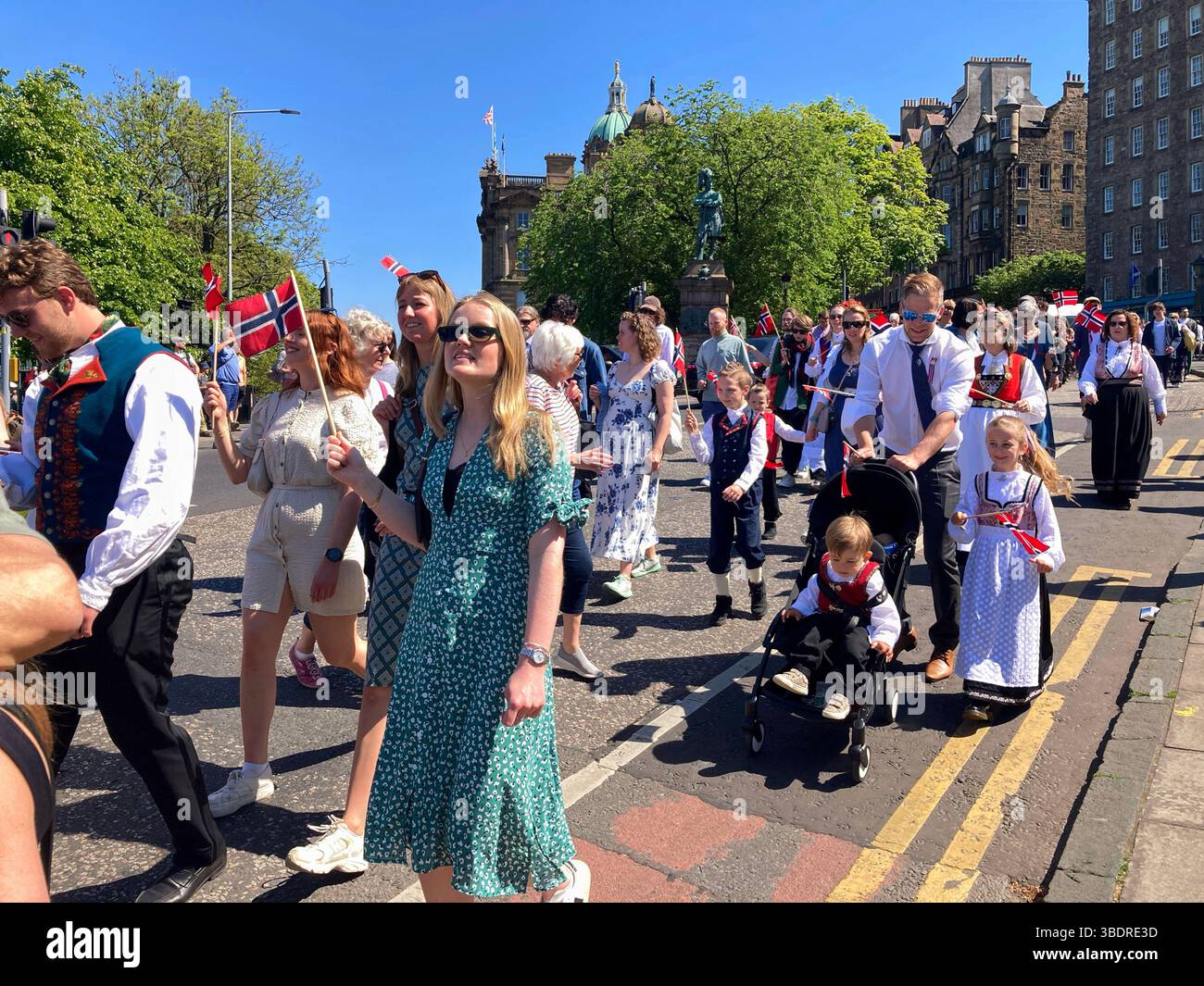 17 maggio 2025. Celebrazione annuale del giorno della Costituzione norvegese, con una parata dal Royal Mile ai Princes Street Gardens. Visto qui sul tumulo. Foto Stock