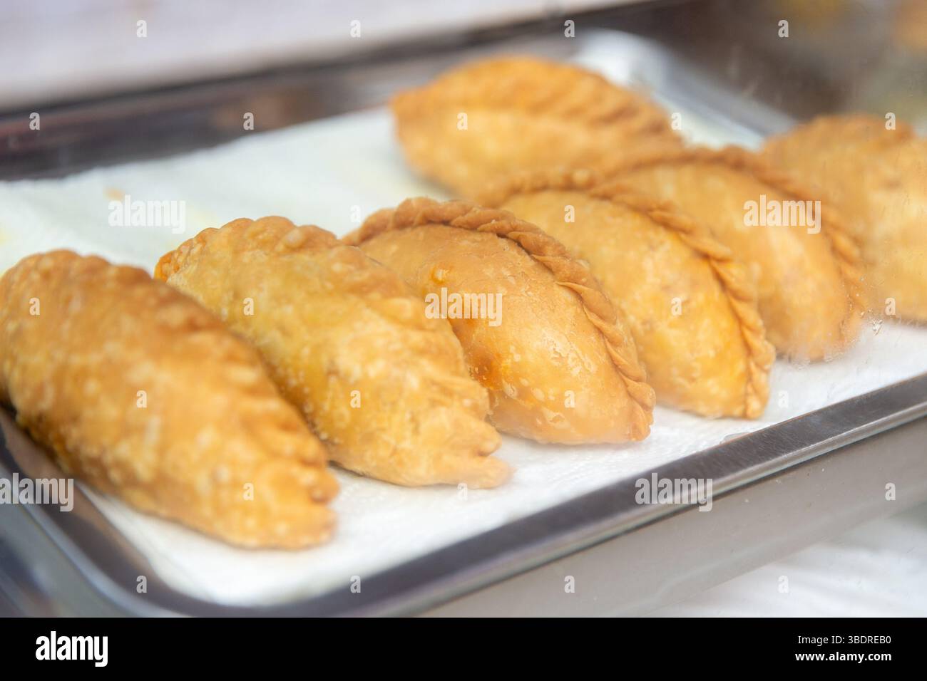 Polsini di curry malesi di diversi ripieni noti anche come Karipap Foto Stock