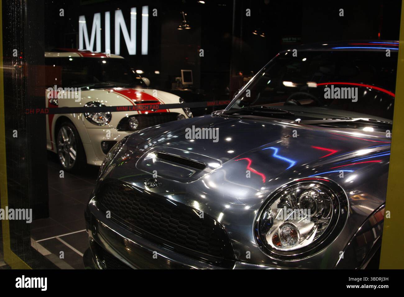 Concessionaria di auto a Park Lane a Londra, minis eleganti come lo erano nel 2010, auto efficiente con basso consumo di gas in grado di trasportare quattro adulti. Foto Stock