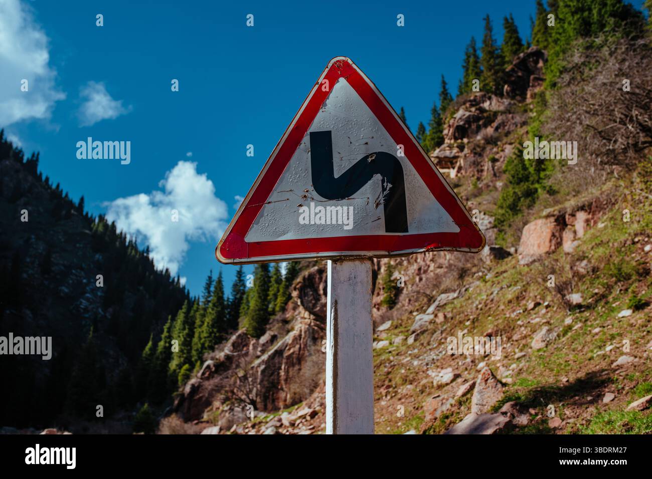 Segnaletica pericolosa sulla strada di montagna Foto Stock