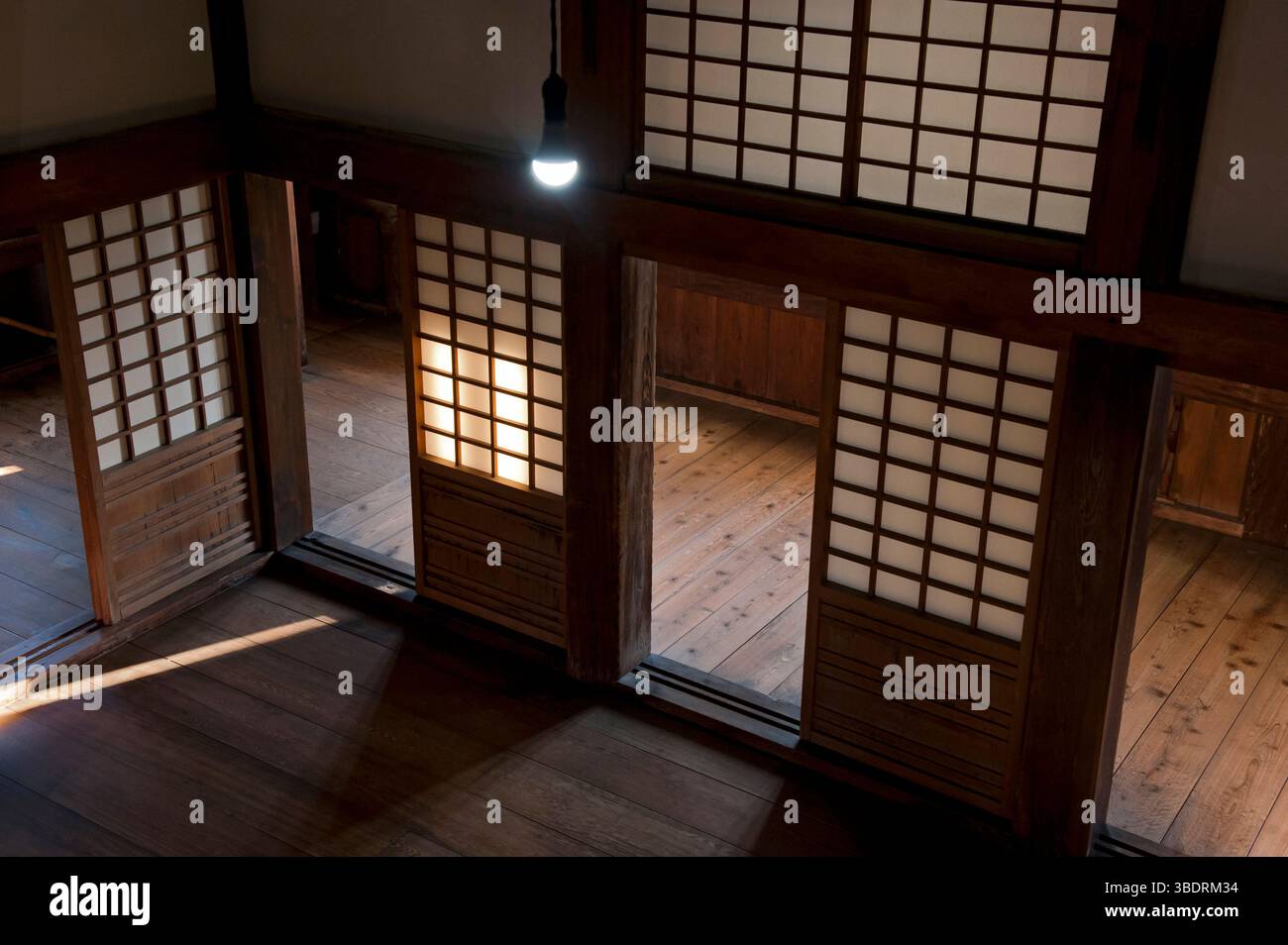 Vista interna del "tenshu" (castello o torre) del castello di Uwajima, uno dei dodici castelli storici originali tenshu del Giappone. Foto Stock