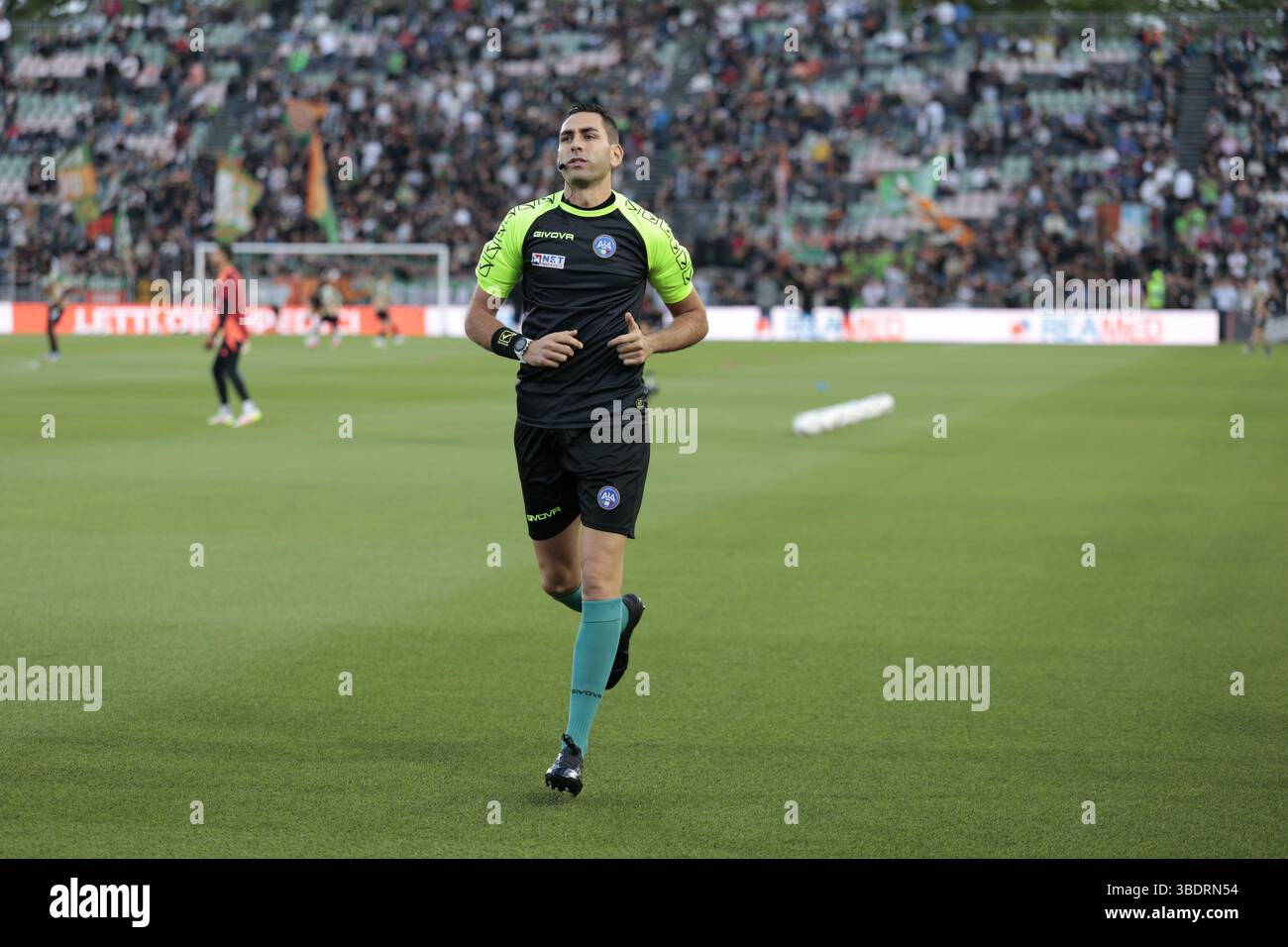 Venezia, Italia. 25 maggio 2025. ANDREA COLOMBO (arbitro) durante la partita di campionato italiano di serie A Enilive tra Venezia FC e Juventus FC allo stadio Pierluigi Penzo il 25 maggio 2025, Venezia, Italia Credit: Independent Photo Agency/Alamy Live News Foto Stock