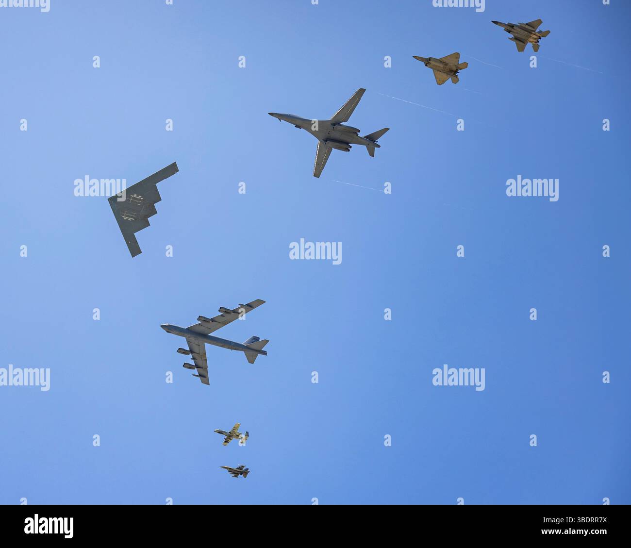Un B-2 Spirit guida una formazione di B-1 Lancer, B-52 Stratofortress, A-10 Warthog, F-16 Fighting Falcon, F-15 Eagle e F-22 Raptor, assegnati all'Air Combat Command e al Global Strike Command, durante lo Hyundai Air and Sea Show a Miami, Florida, 24 maggio 2025. Ogni aereo ha svolto un ruolo unico nel dimostrare la portata globale della U.S. Air Force, dai bombardieri legacy ai caccia di quinta generazione all'avanguardia. Noto come formazione Freedom, l'evento sottolineò la capacità dell'Air Force di proiettare la forza ovunque e in qualsiasi momento, come componente chiave della difesa nazionale. (Foto U.S. Air Force b Foto Stock