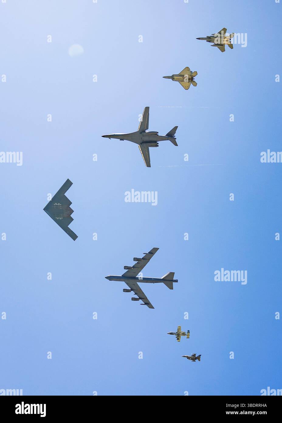 Un B-2 Spirit guida una formazione di B-1 Lancer, B-52 Stratofortress, A-10 Warthog, F-16 Fighting Falcon, F-15 Eagle e F-22 Raptor, assegnati all'Air Combat Command e al Global Strike Command, durante lo Hyundai Air and Sea Show a Miami, Florida, 24 maggio 2025. Ogni aereo ha svolto un ruolo unico nel dimostrare la portata globale della U.S. Air Force, dai bombardieri legacy ai caccia di quinta generazione all'avanguardia. Noto come formazione Freedom, l'evento sottolineò la capacità dell'Air Force di proiettare la forza ovunque e in qualsiasi momento, come componente chiave della difesa nazionale. (Foto U.S. Air Force b Foto Stock