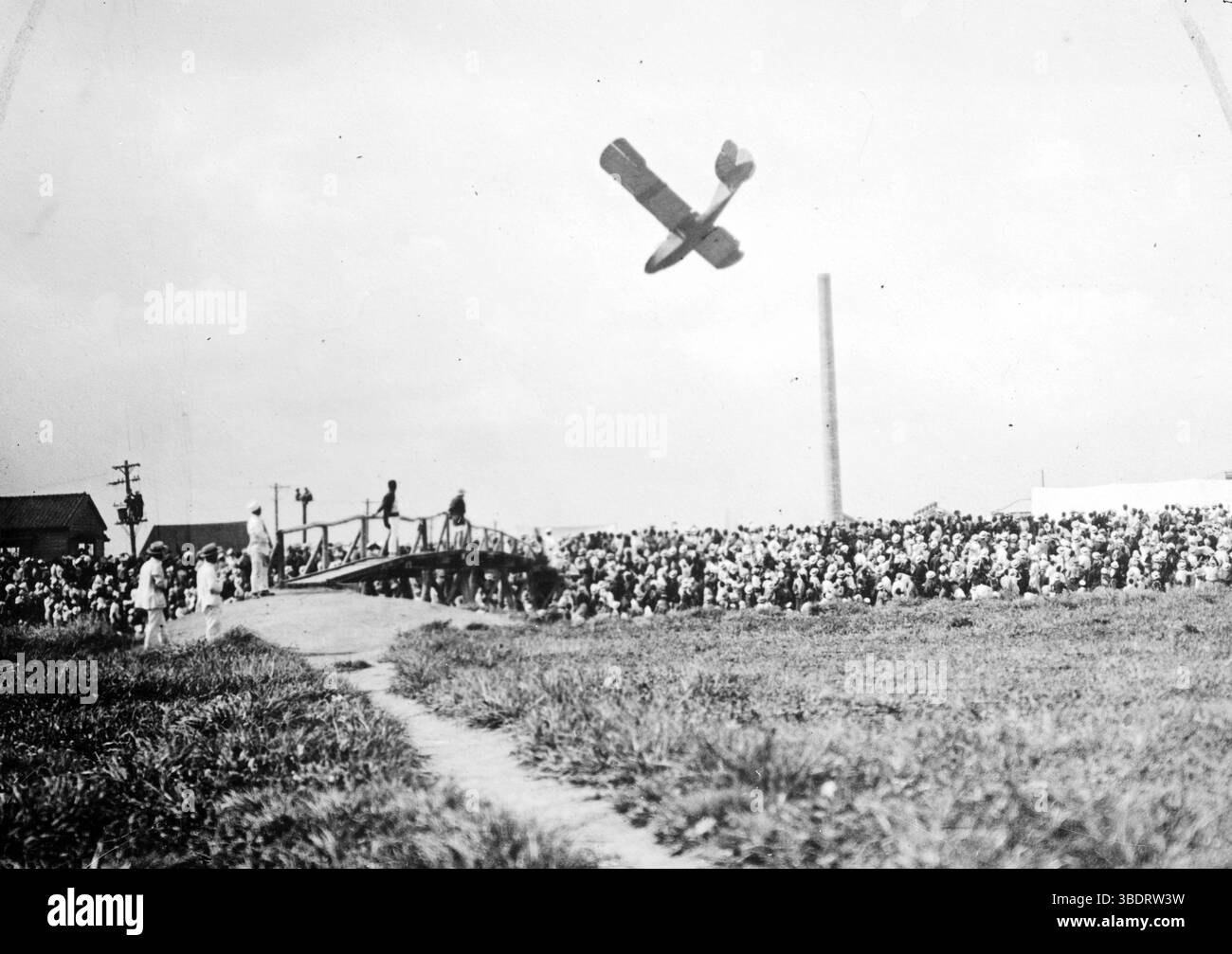 Caduta dell'aereo Kilby, incidente aereo all'aeroporto di Susaki a Tokyo, Giappone, 2 agosto 1920. Herbert Kilby e Arthur Sunman stavano pilotando un normale Thompson quando si schiantarono non lontano dall'aeroporto. Foto Stock